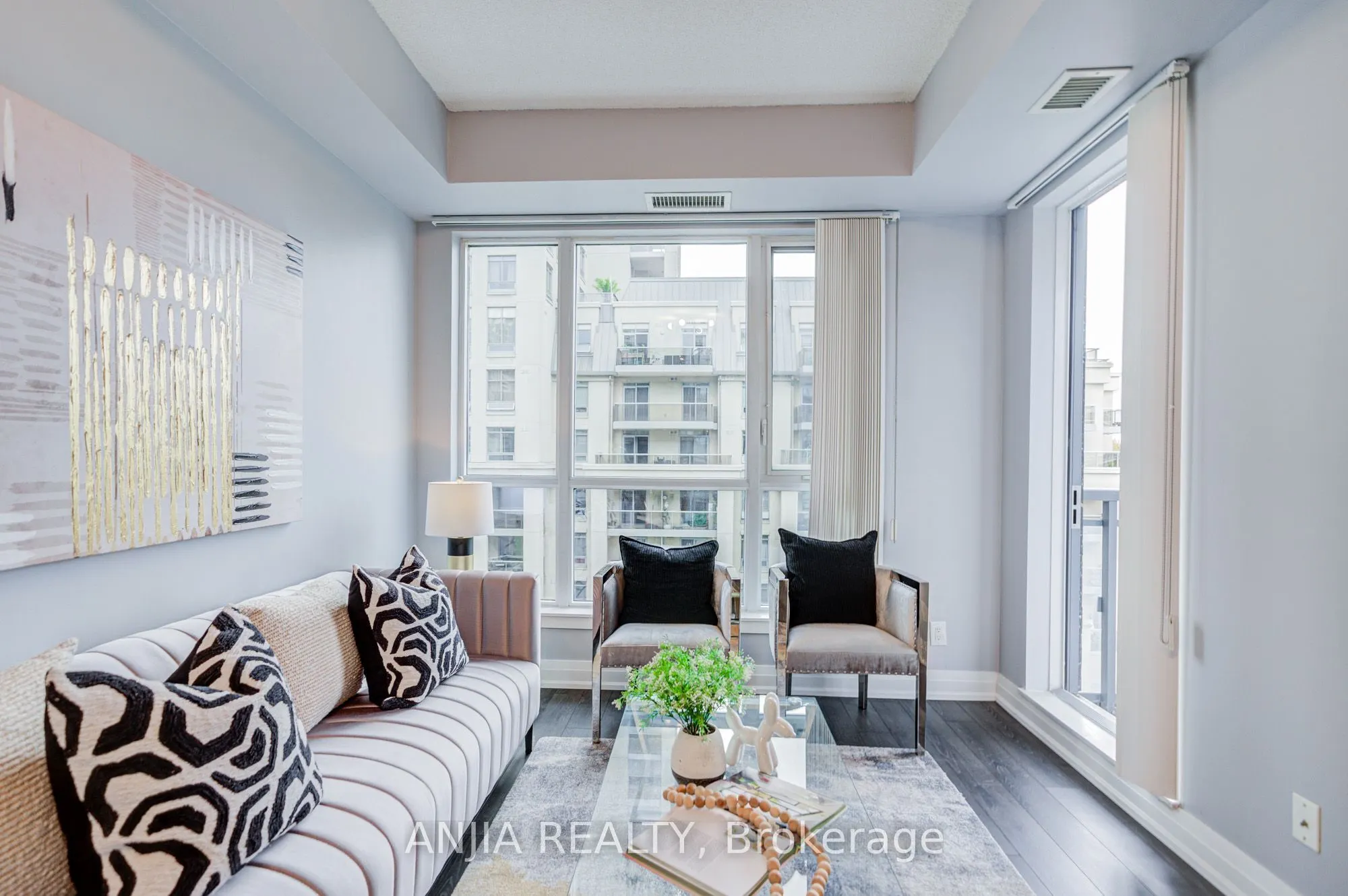17 Kenaston Gardens #510
