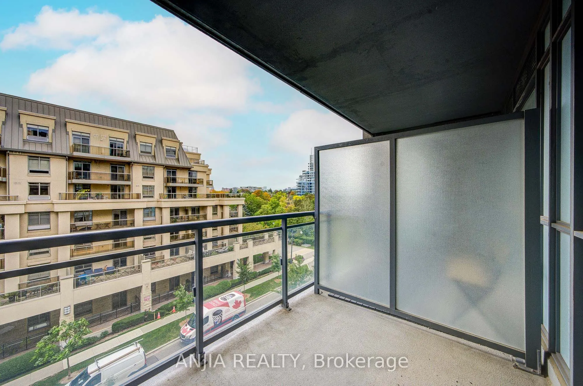 17 Kenaston Gardens #510