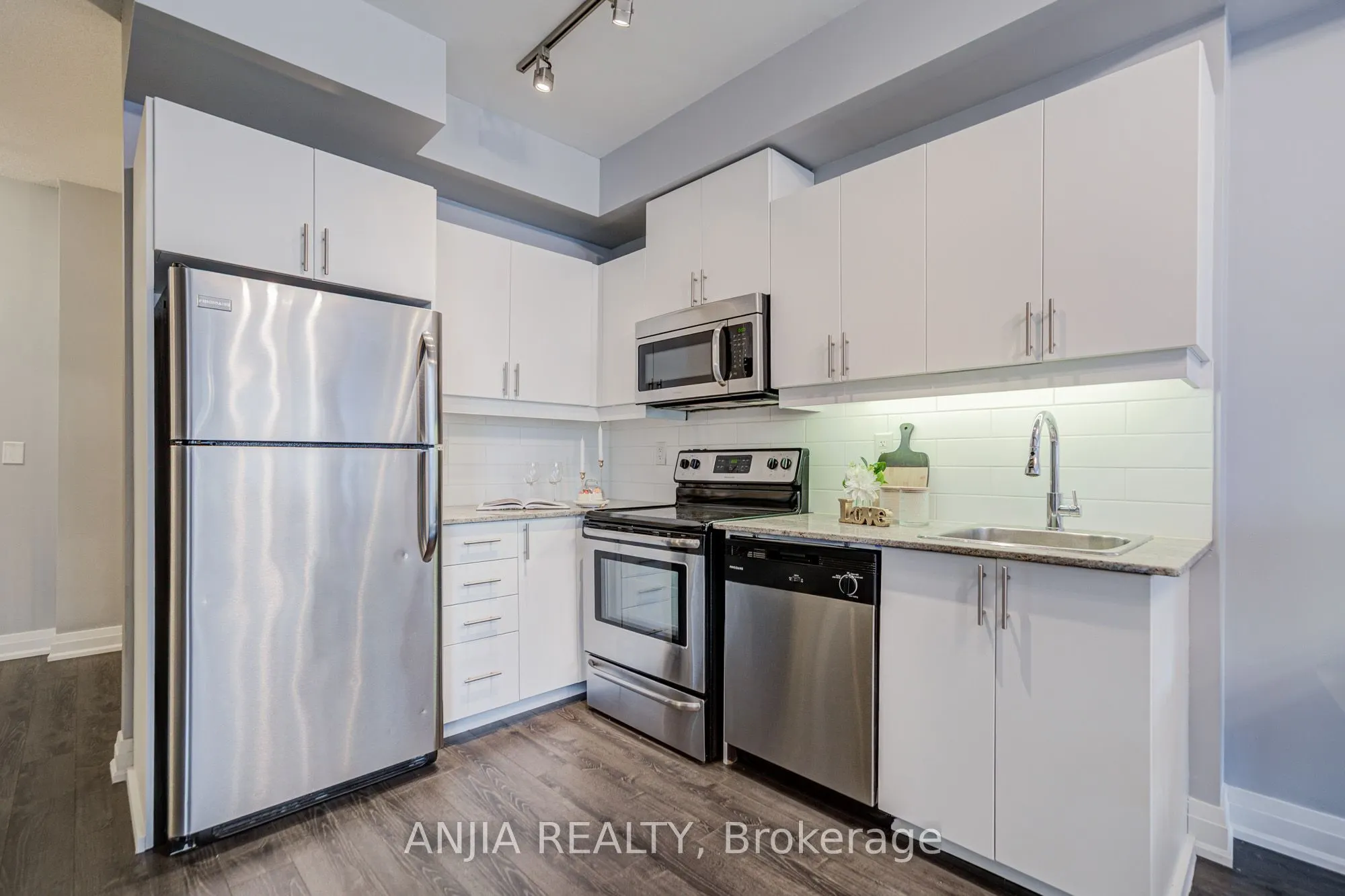 17 Kenaston Gardens #510