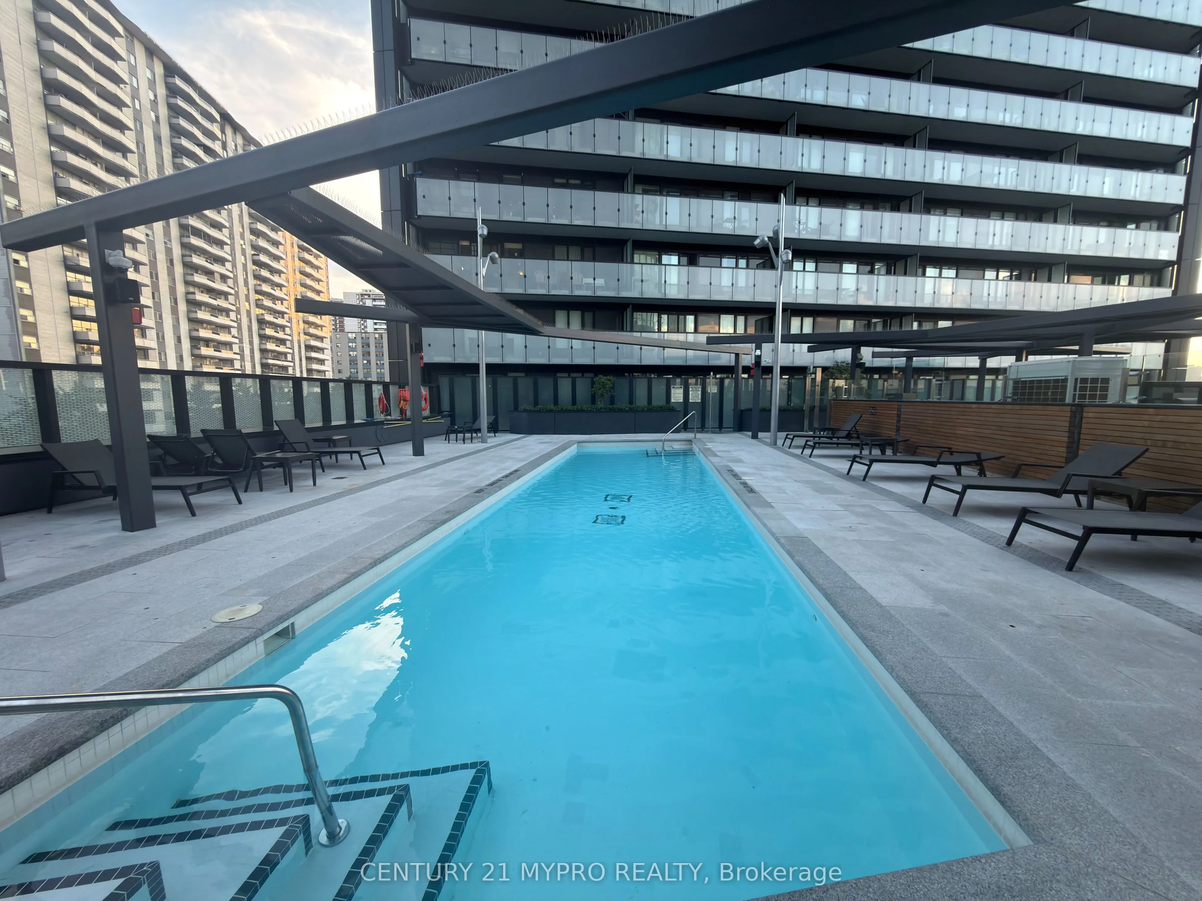 585 Bloor Street E #3818