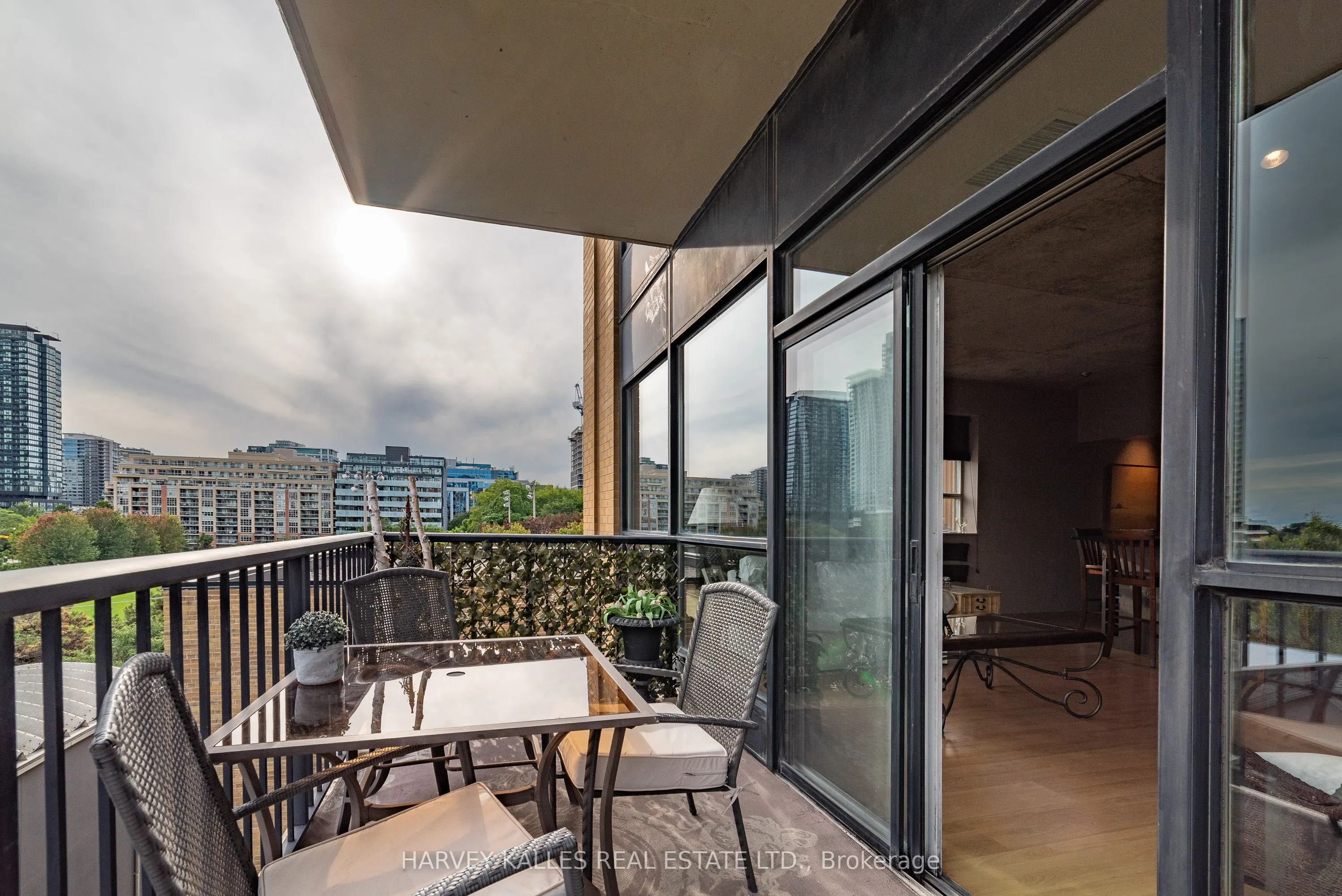 833 King Street W #405