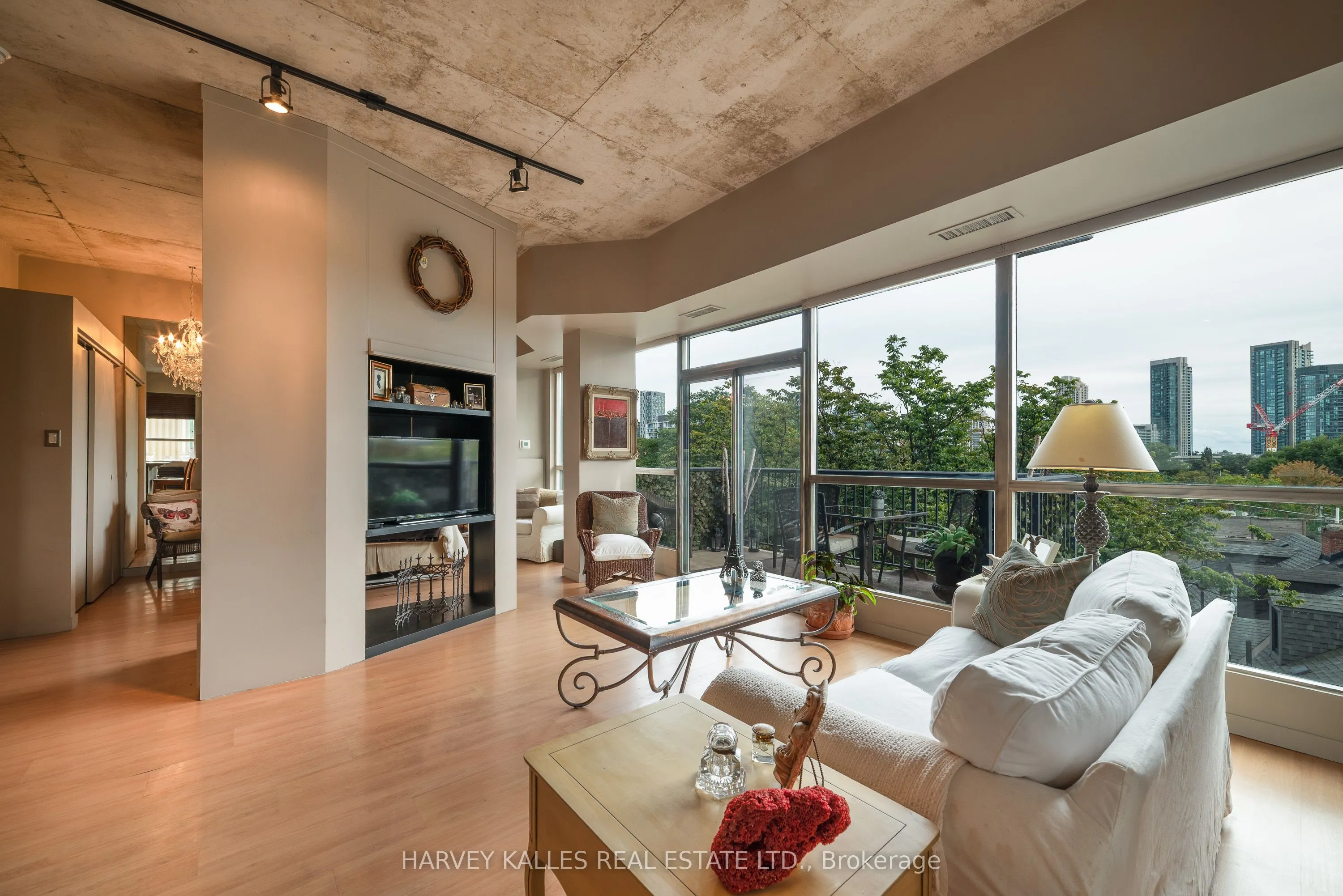 833 King Street W #405