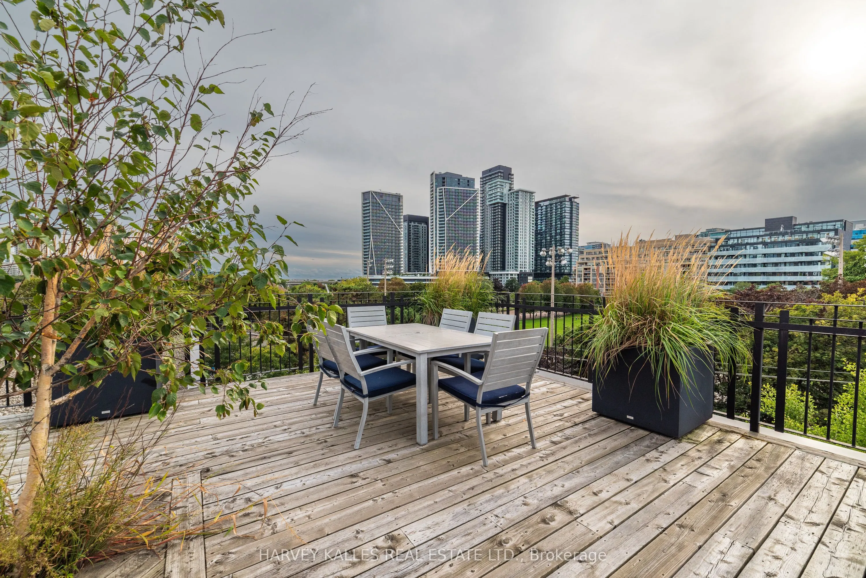 833 King Street W #405