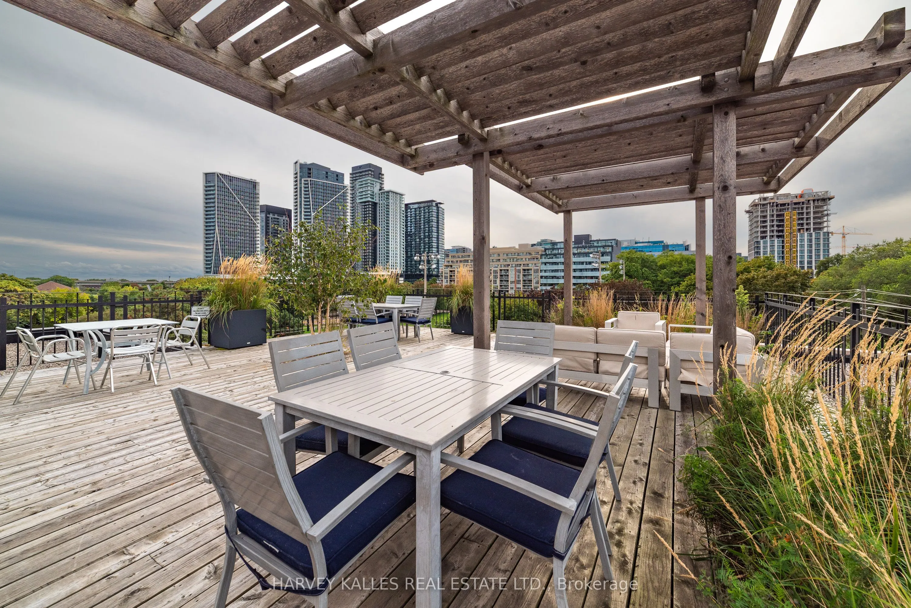 833 King Street W #405