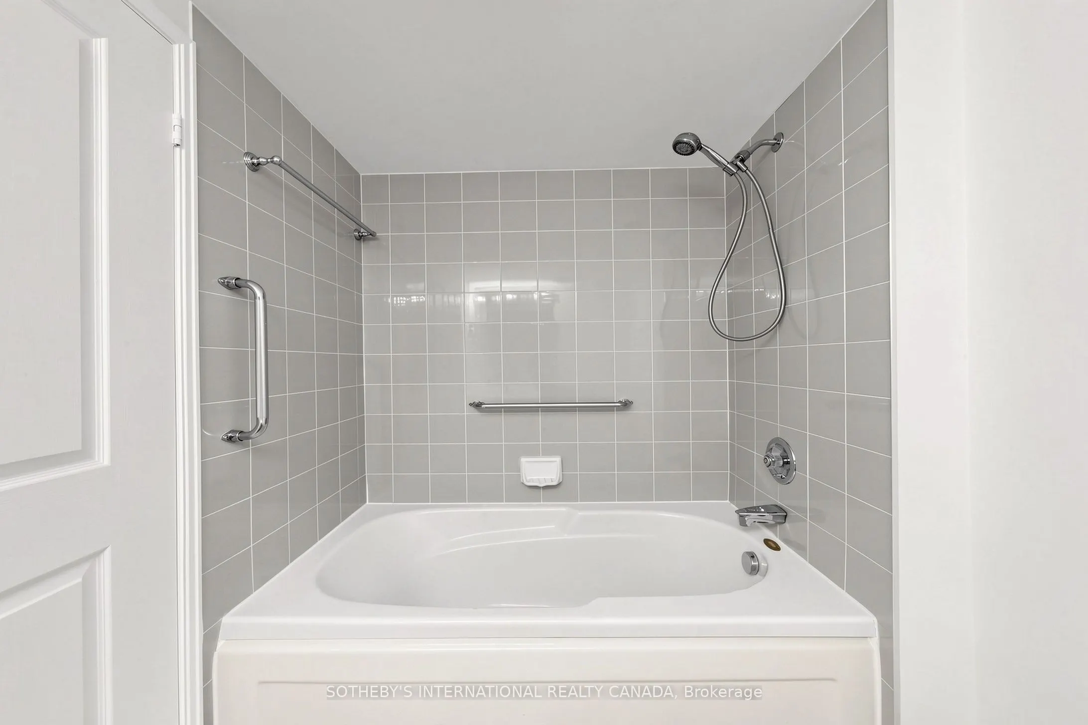 18 Hollywood Avenue #303