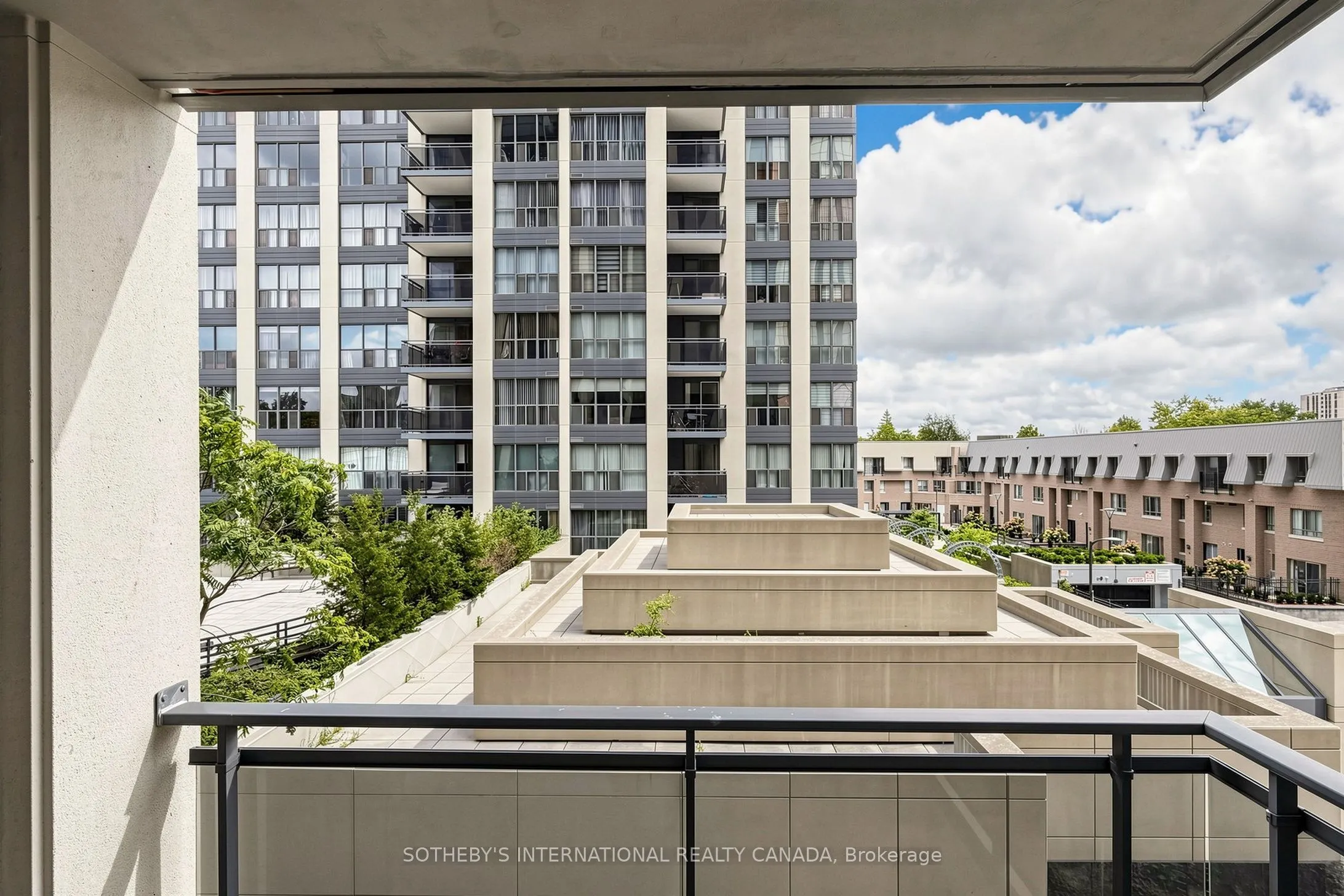 18 Hollywood Avenue #303