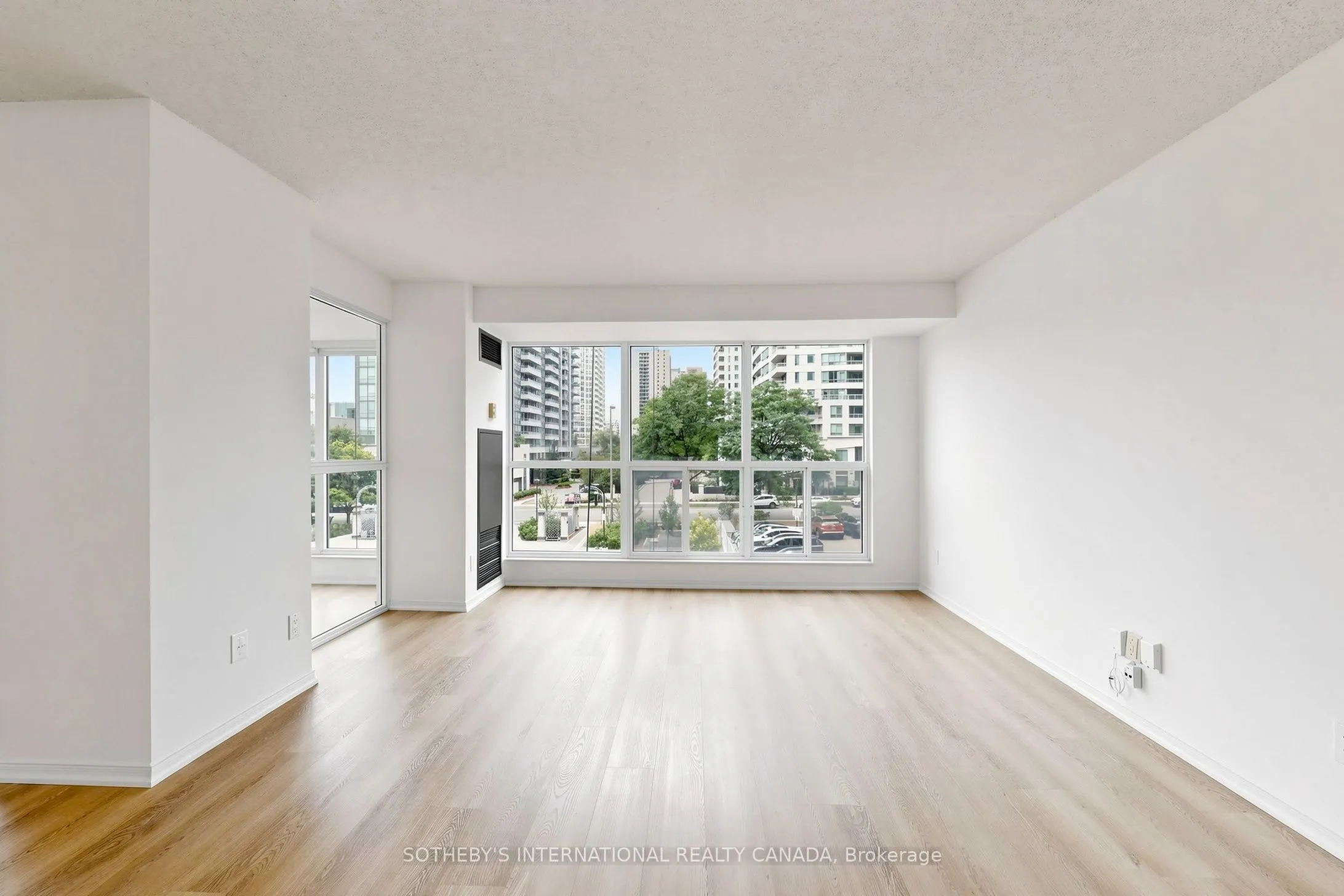 18 Hollywood Avenue #303