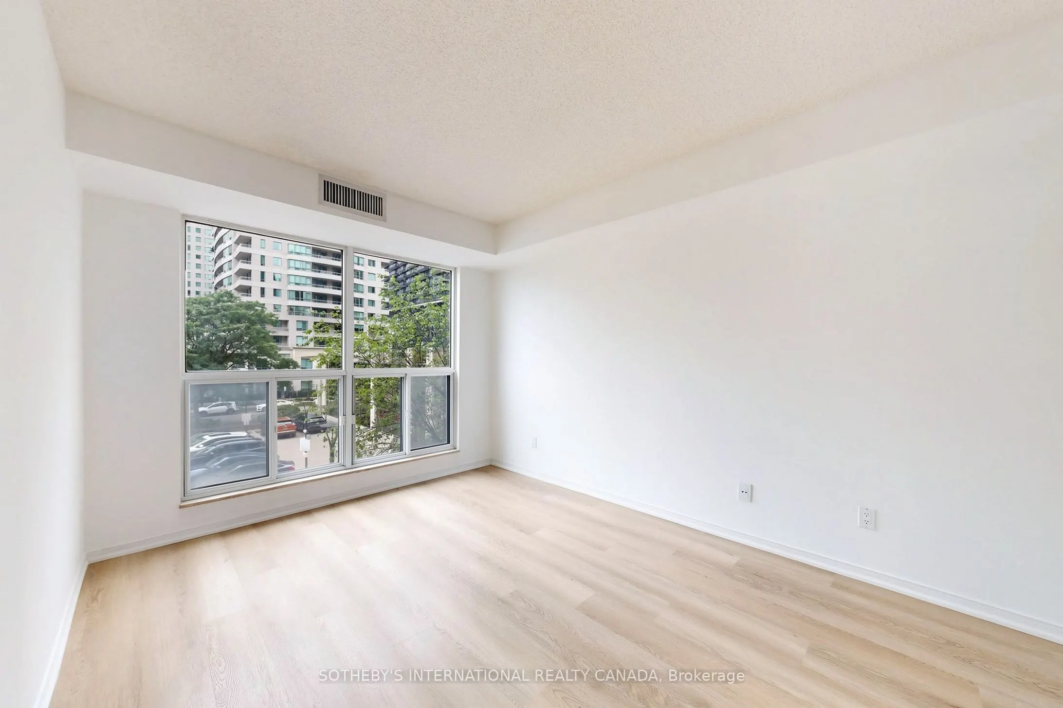 18 Hollywood Avenue #303