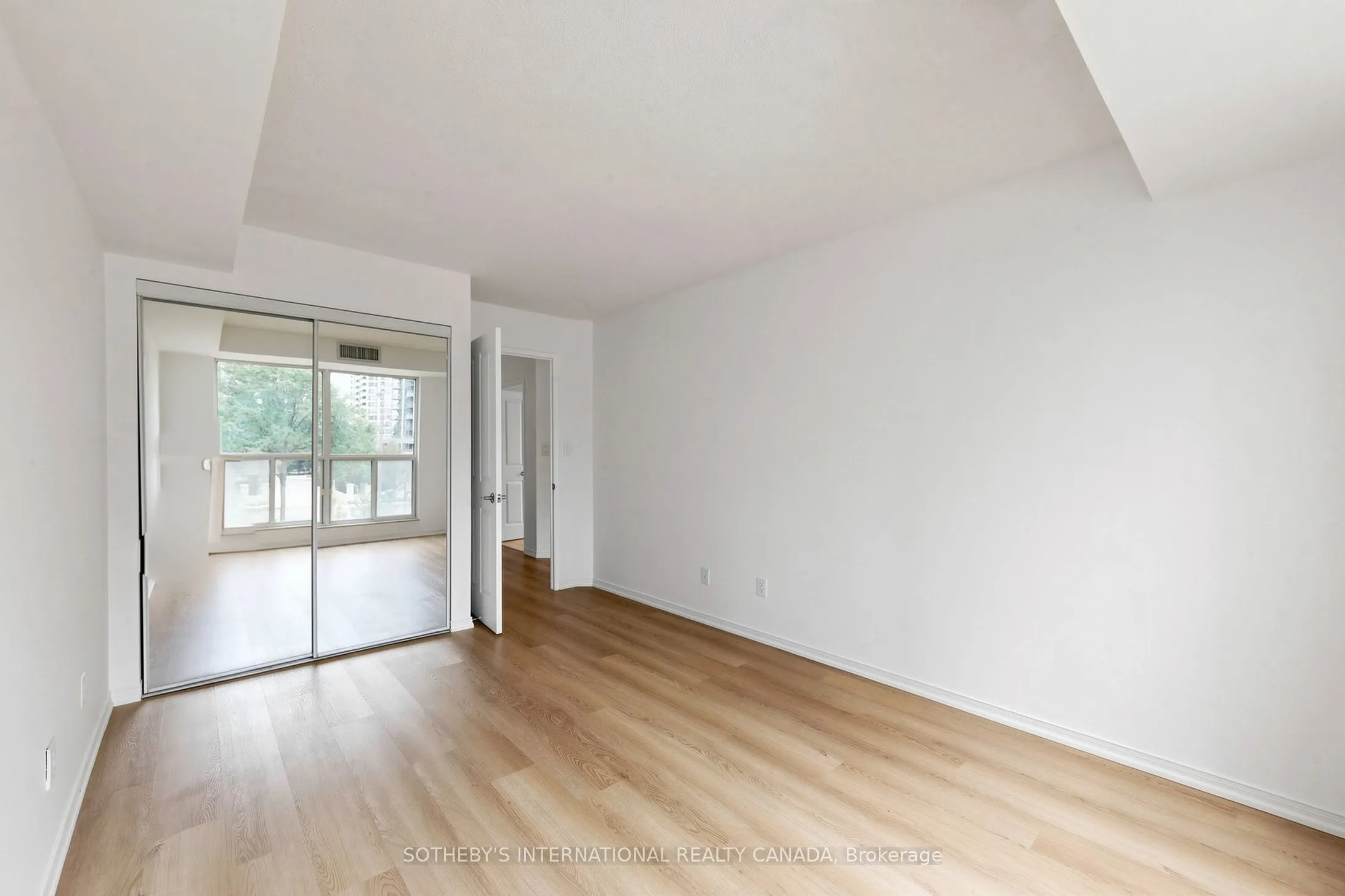 18 Hollywood Avenue #303