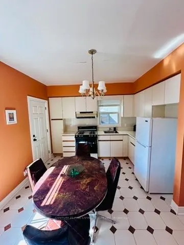 382 Roxton Road