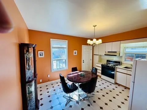 382 Roxton Road