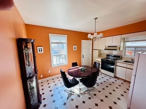 382 Roxton Road