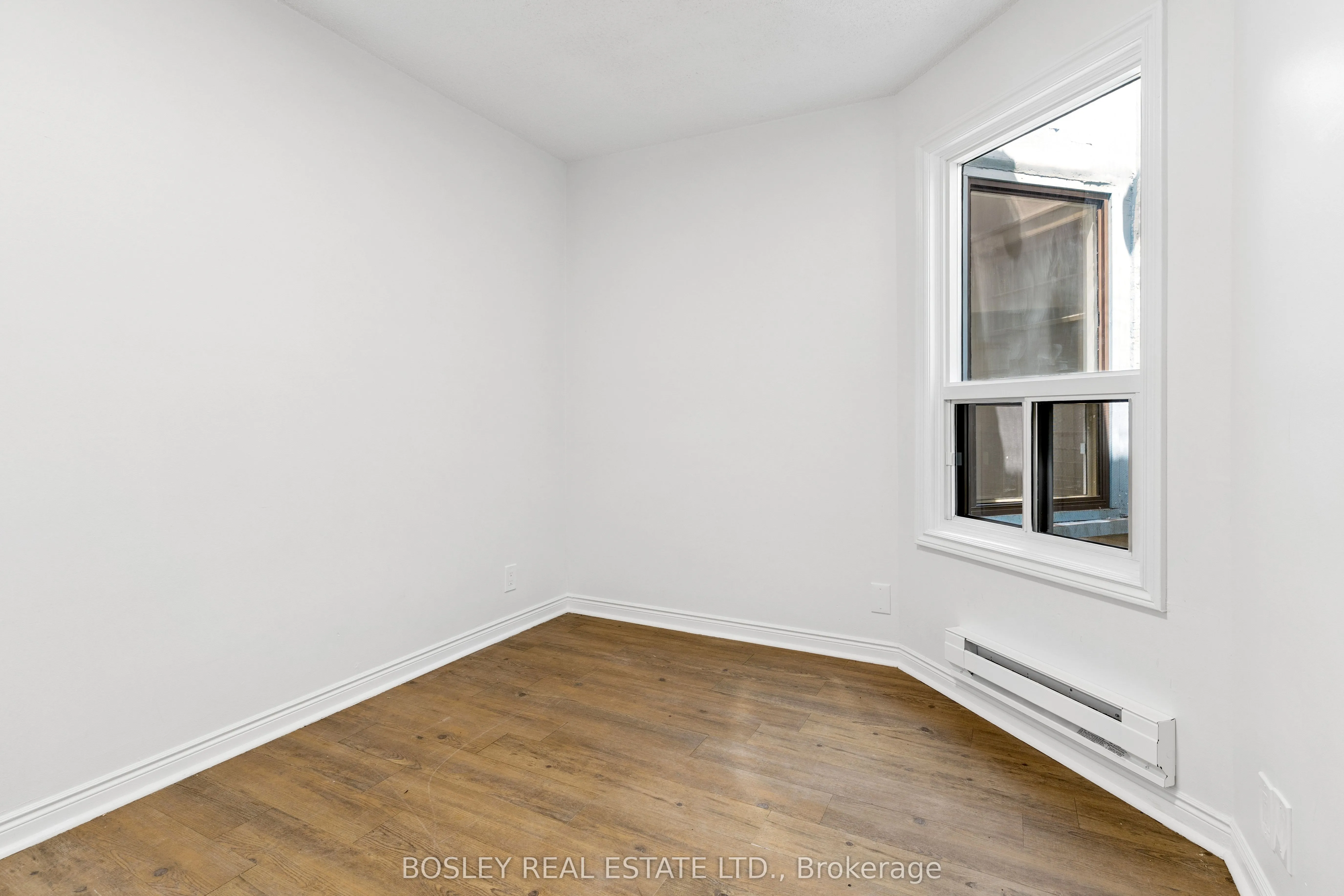 1167 Dundas Street W