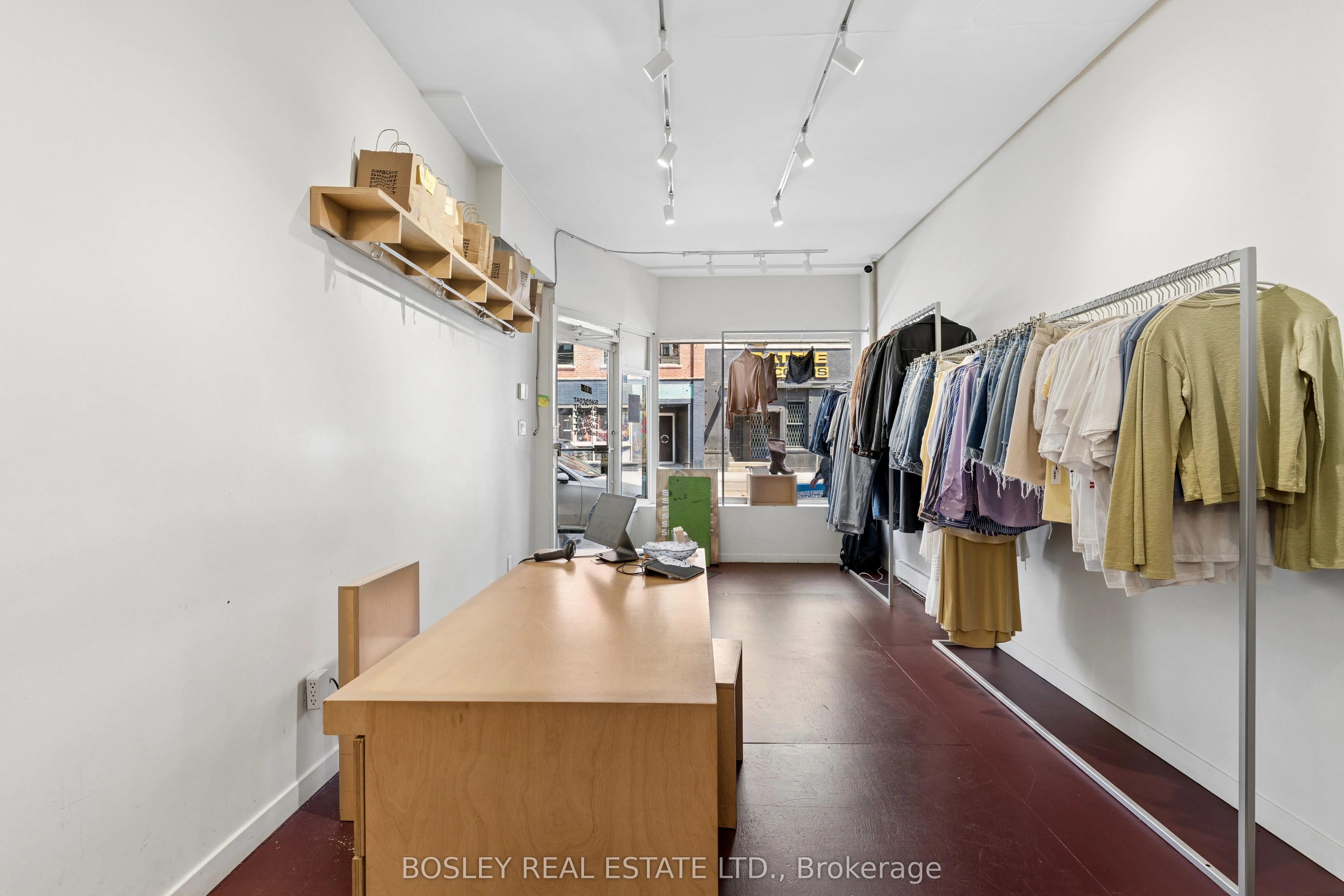 1167 Dundas Street W