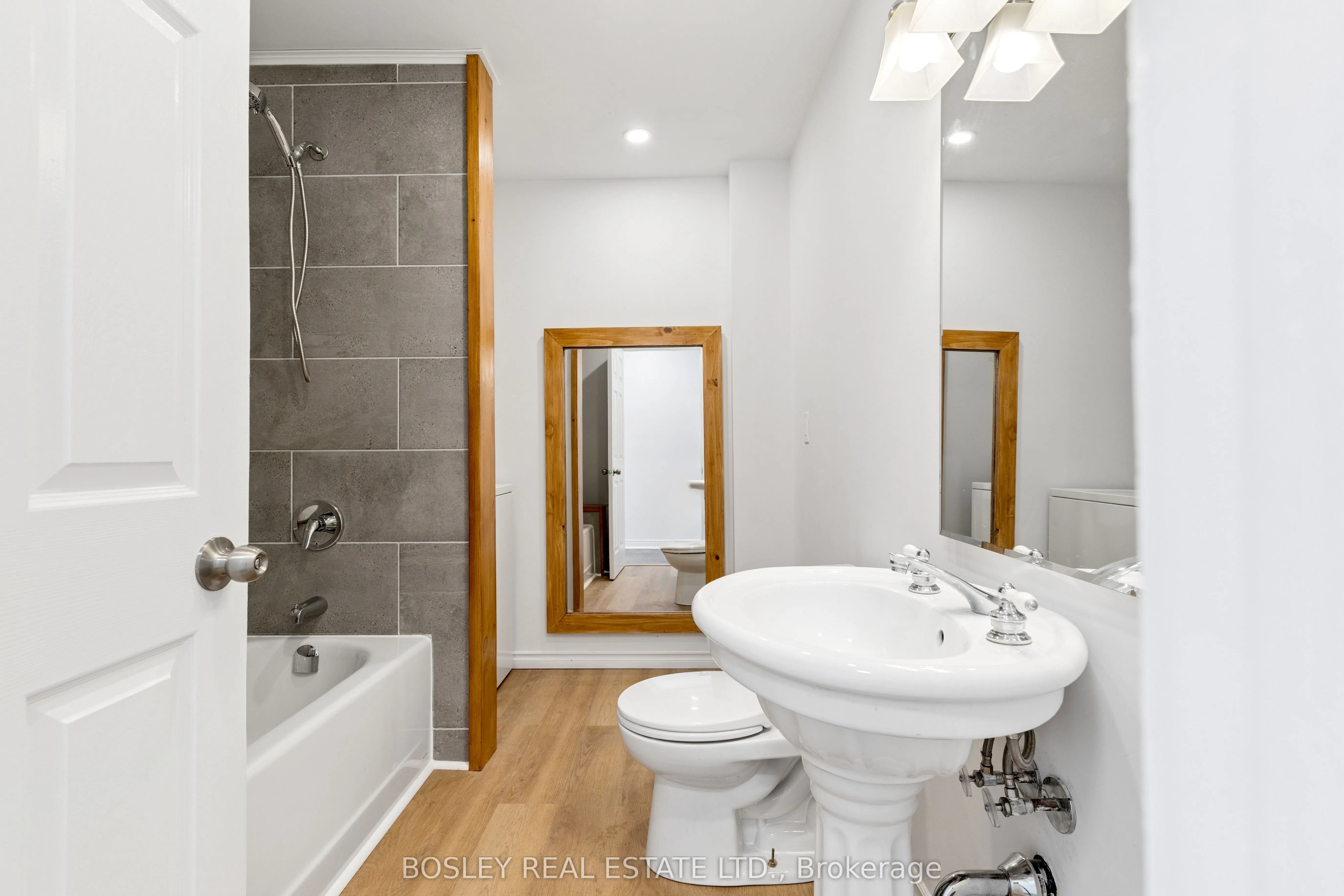 1167 Dundas Street W