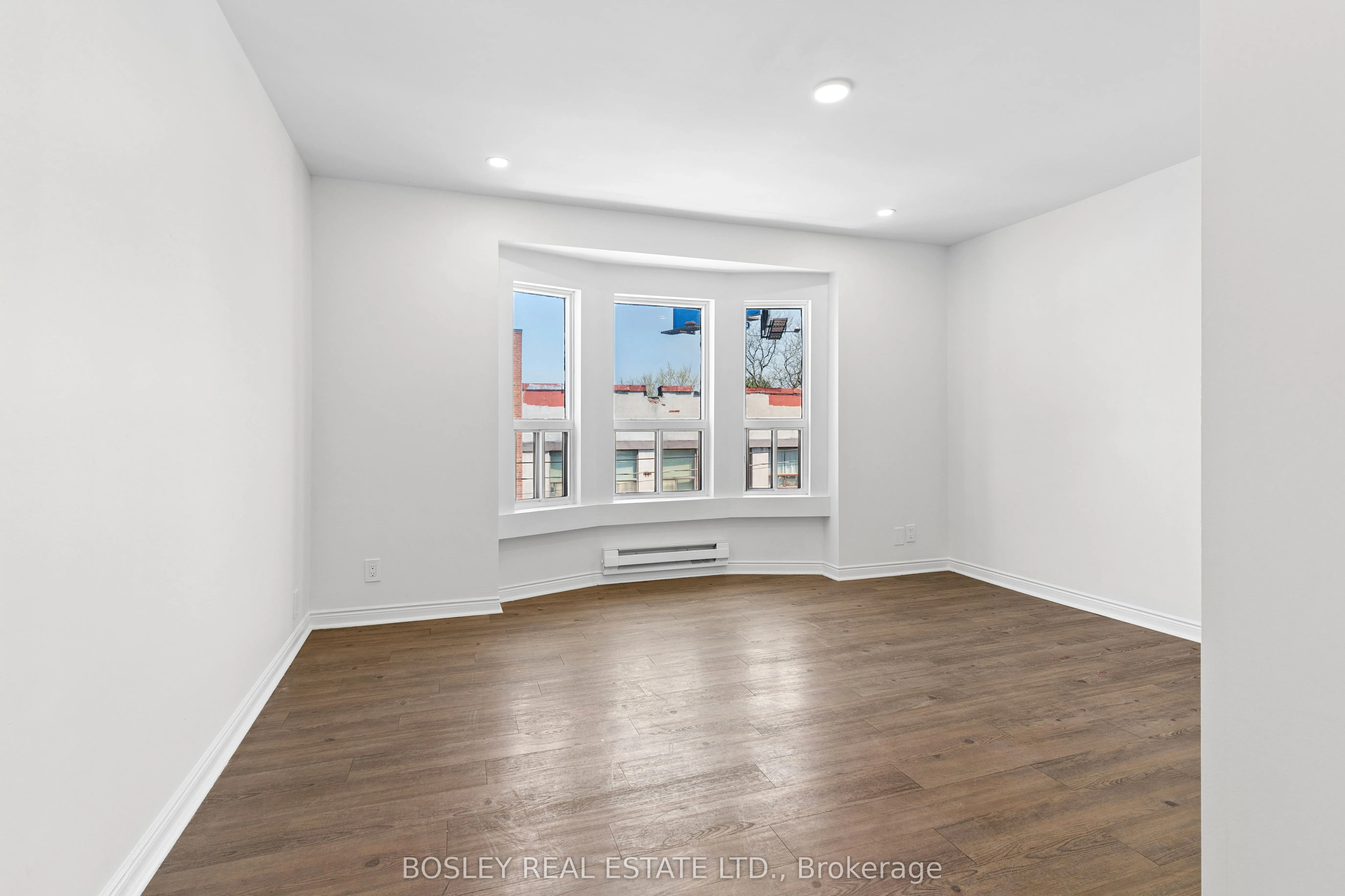 1167 Dundas Street W