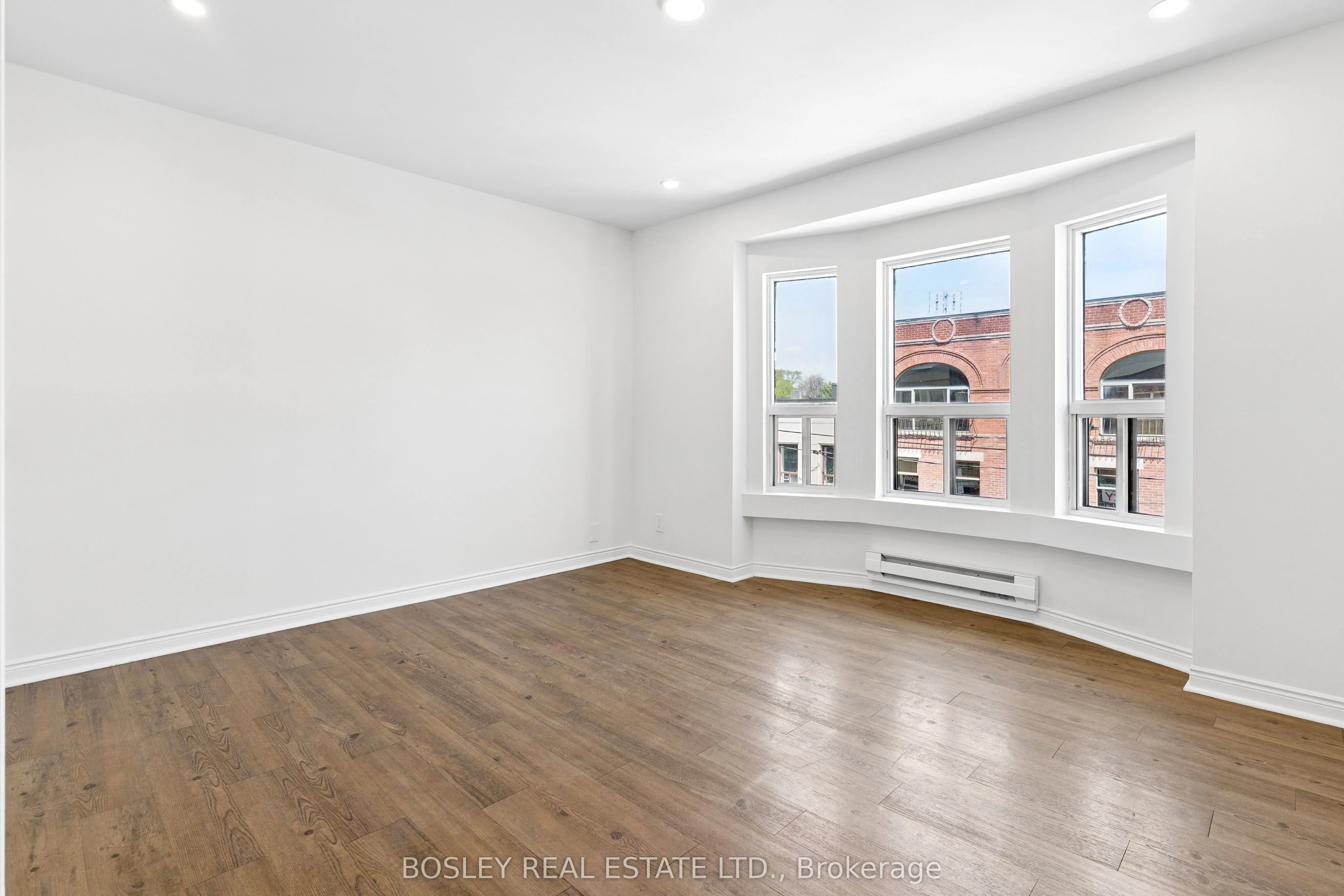 1167 Dundas Street W
