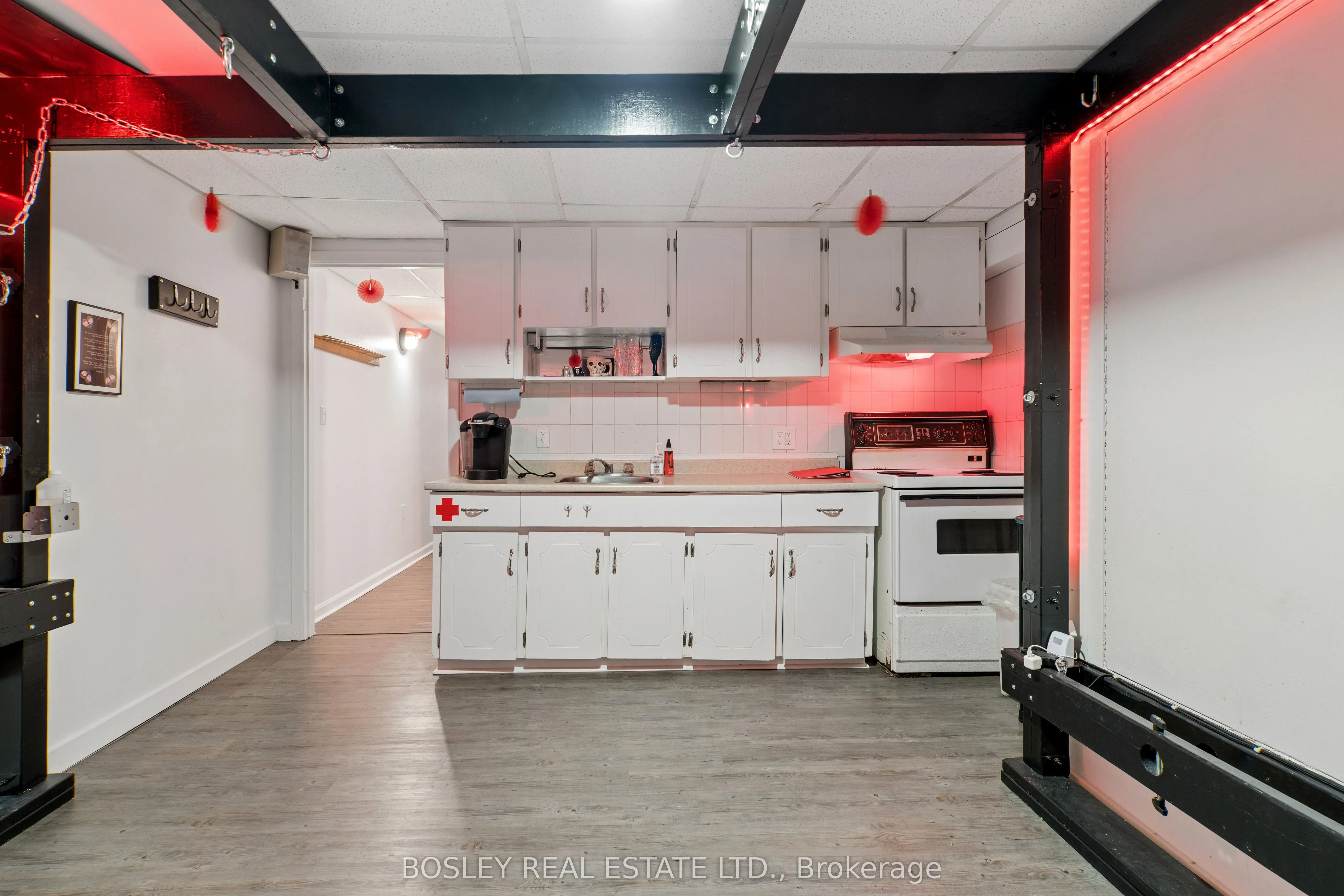 1167 Dundas Street W