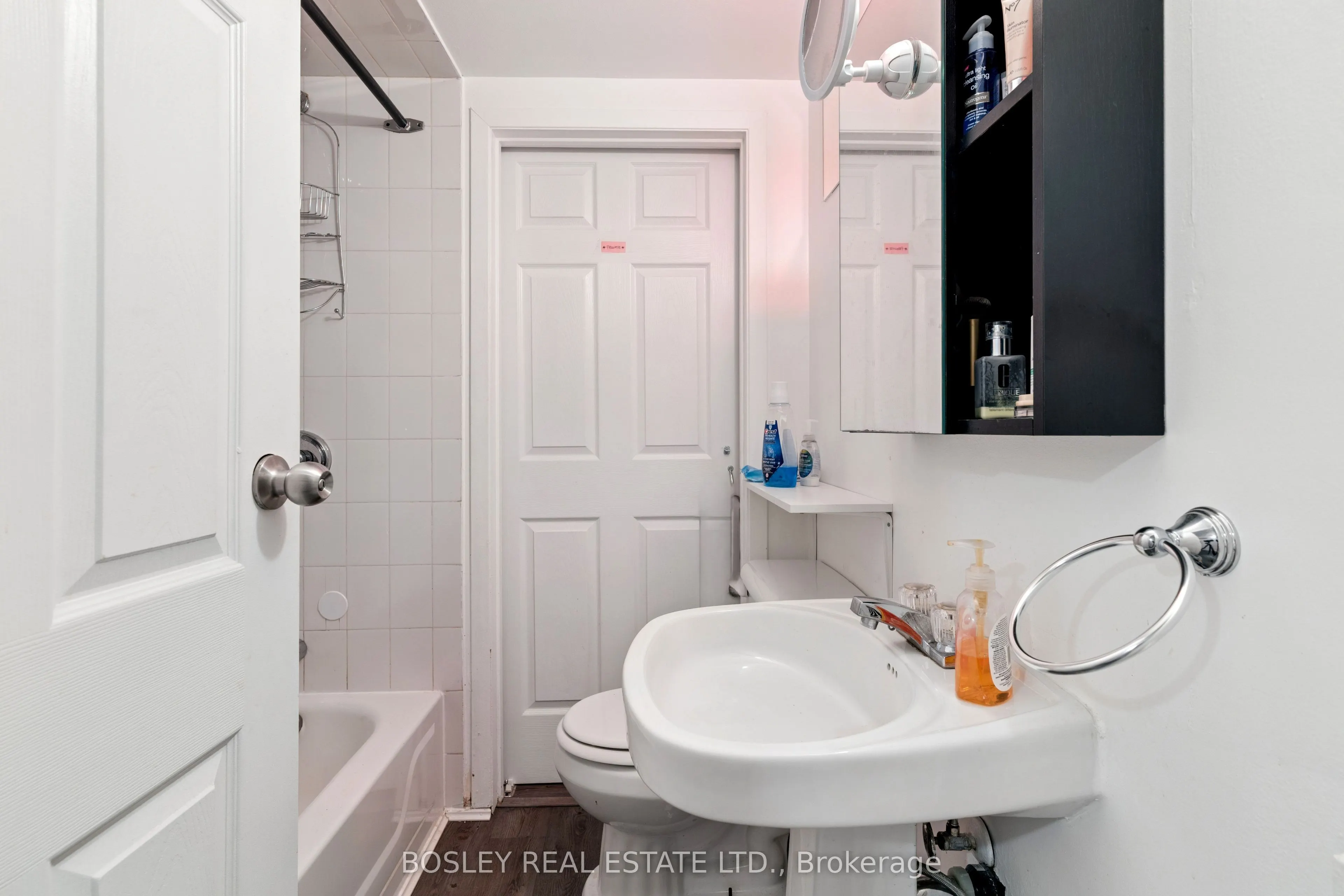 1167 Dundas Street W