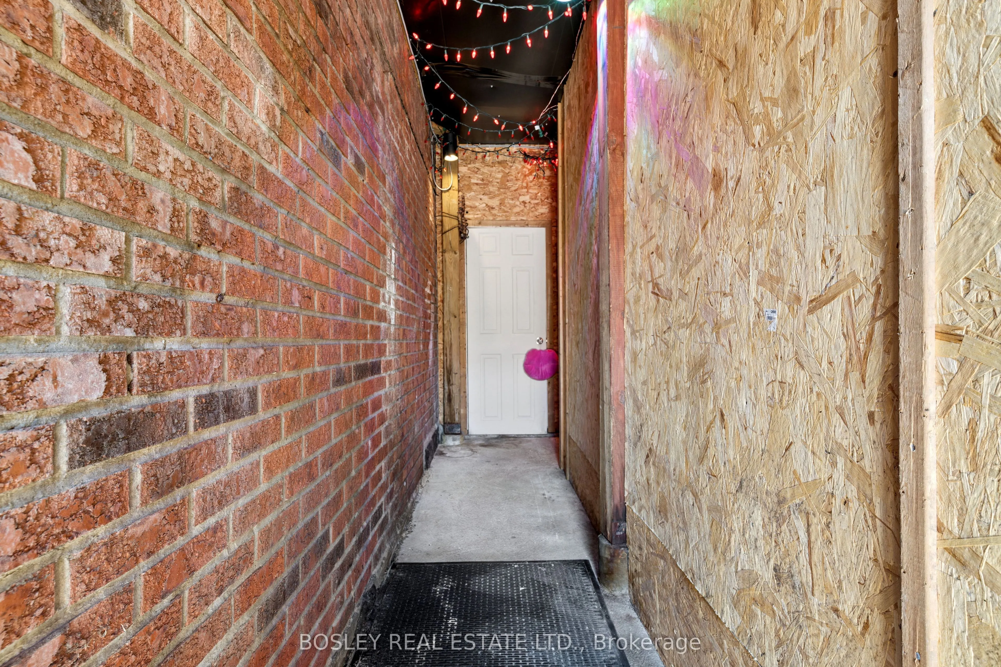 1167 Dundas Street W