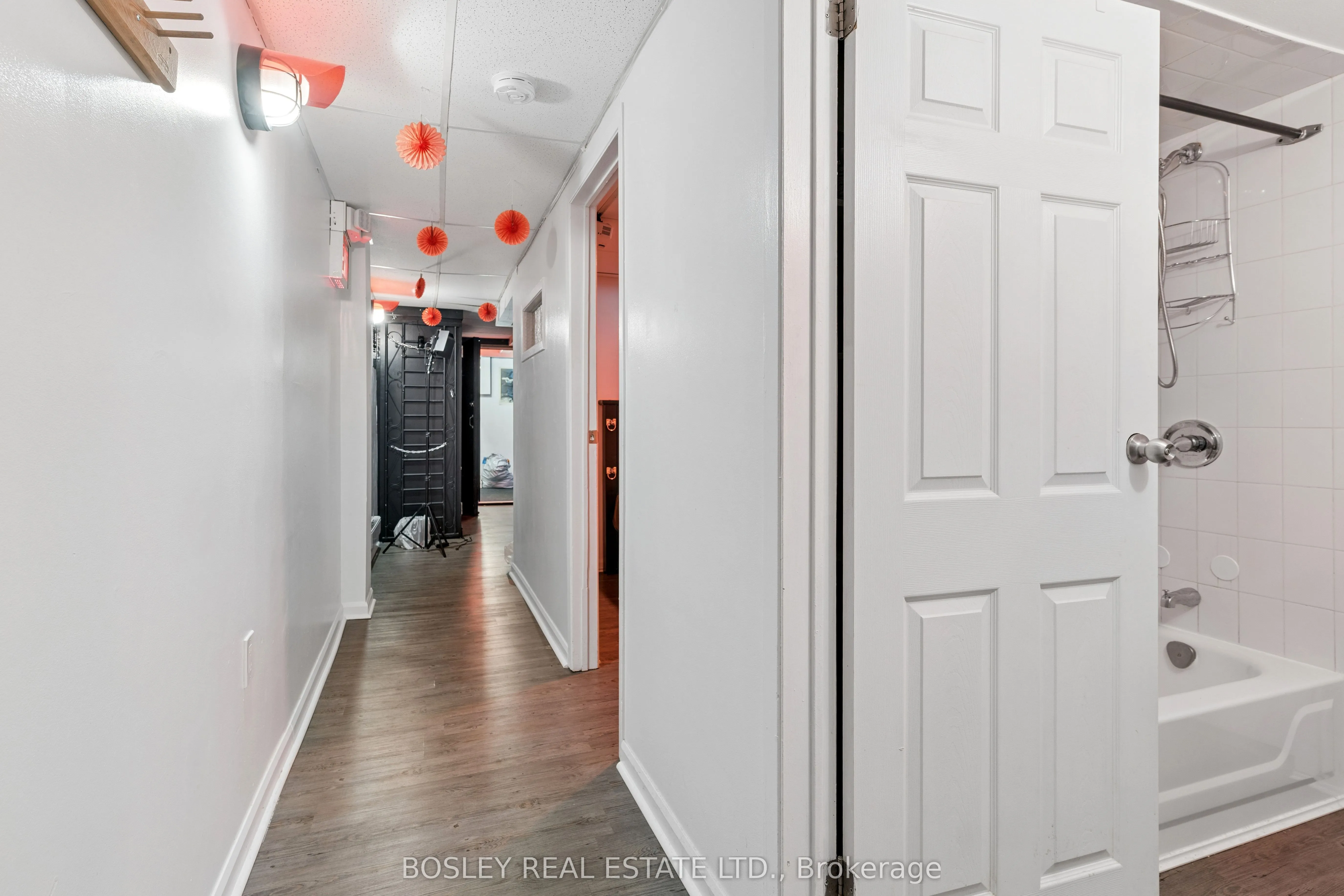 1167 Dundas Street W