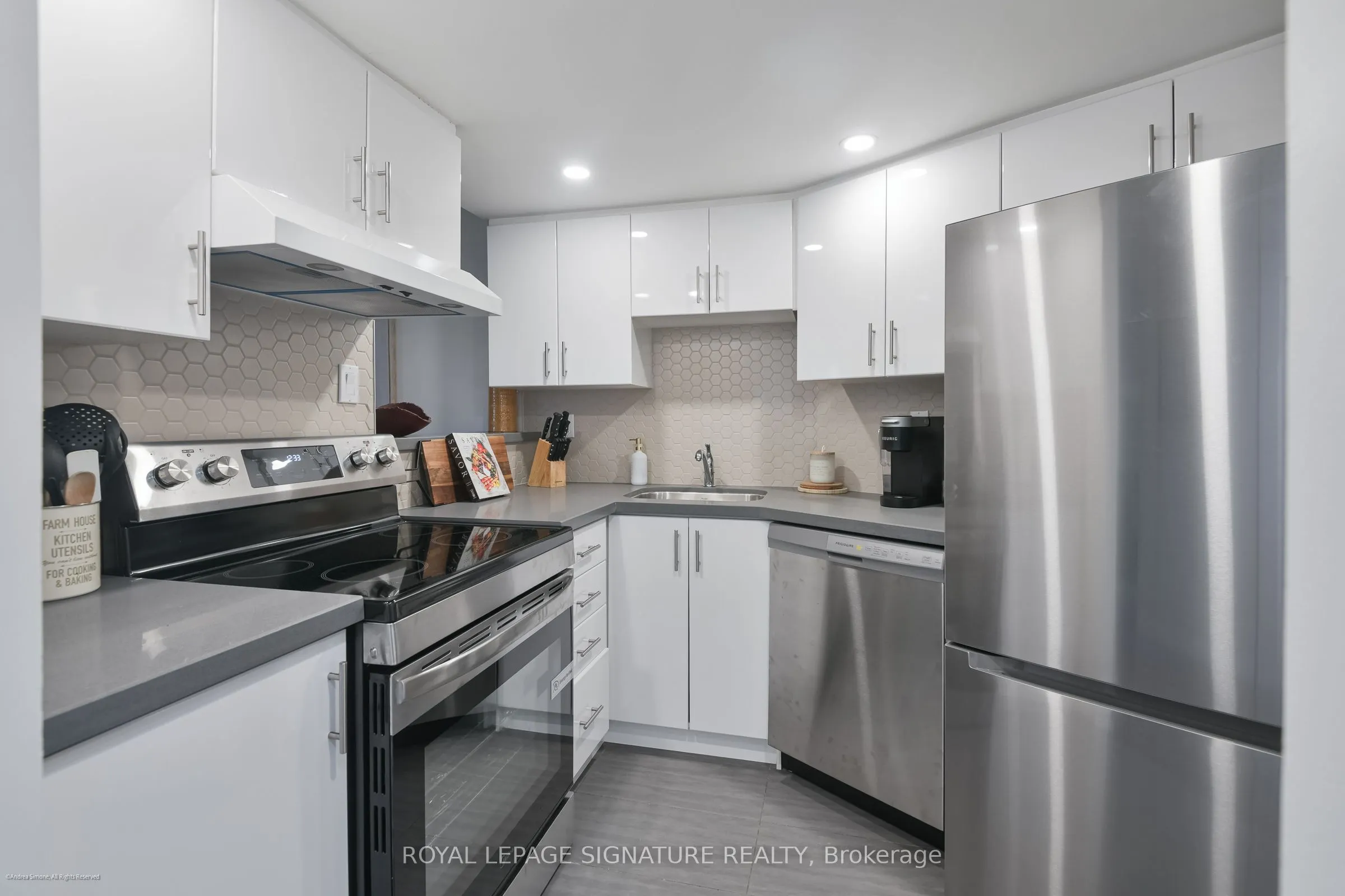 456 College Street #415