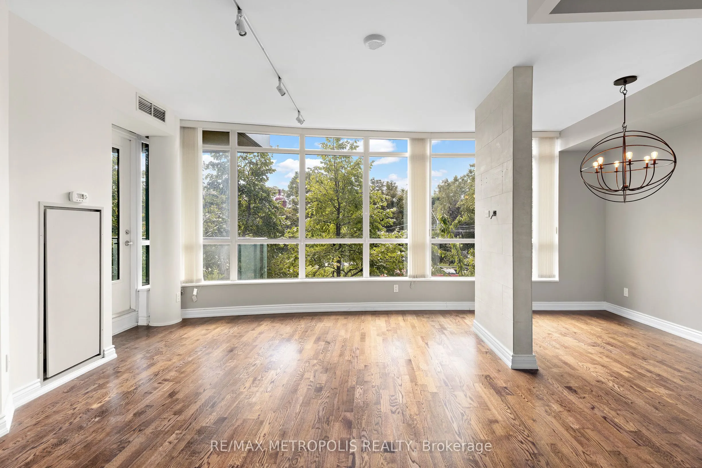 215 Fort York Boulevard #208