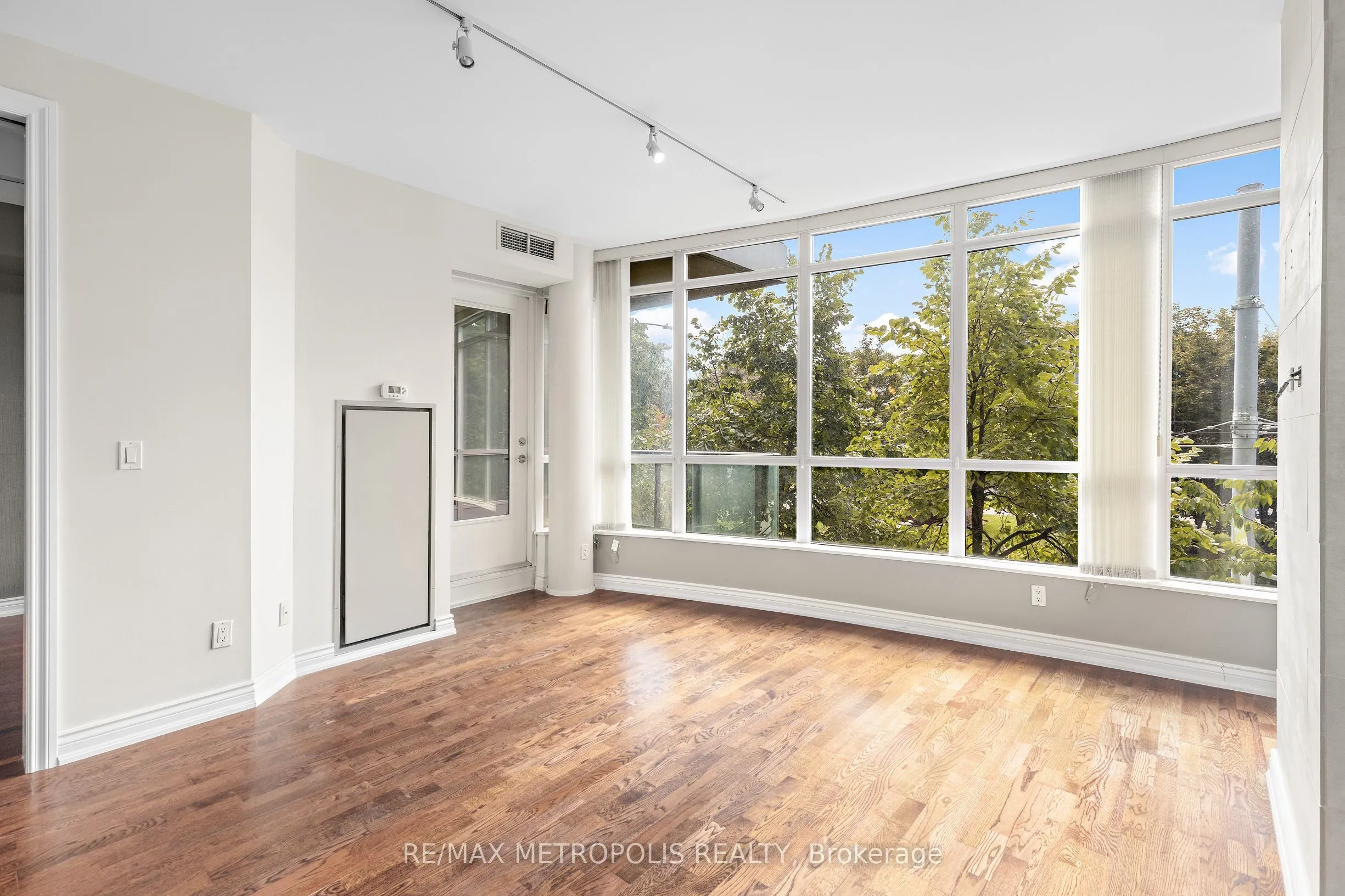 215 Fort York Boulevard #208