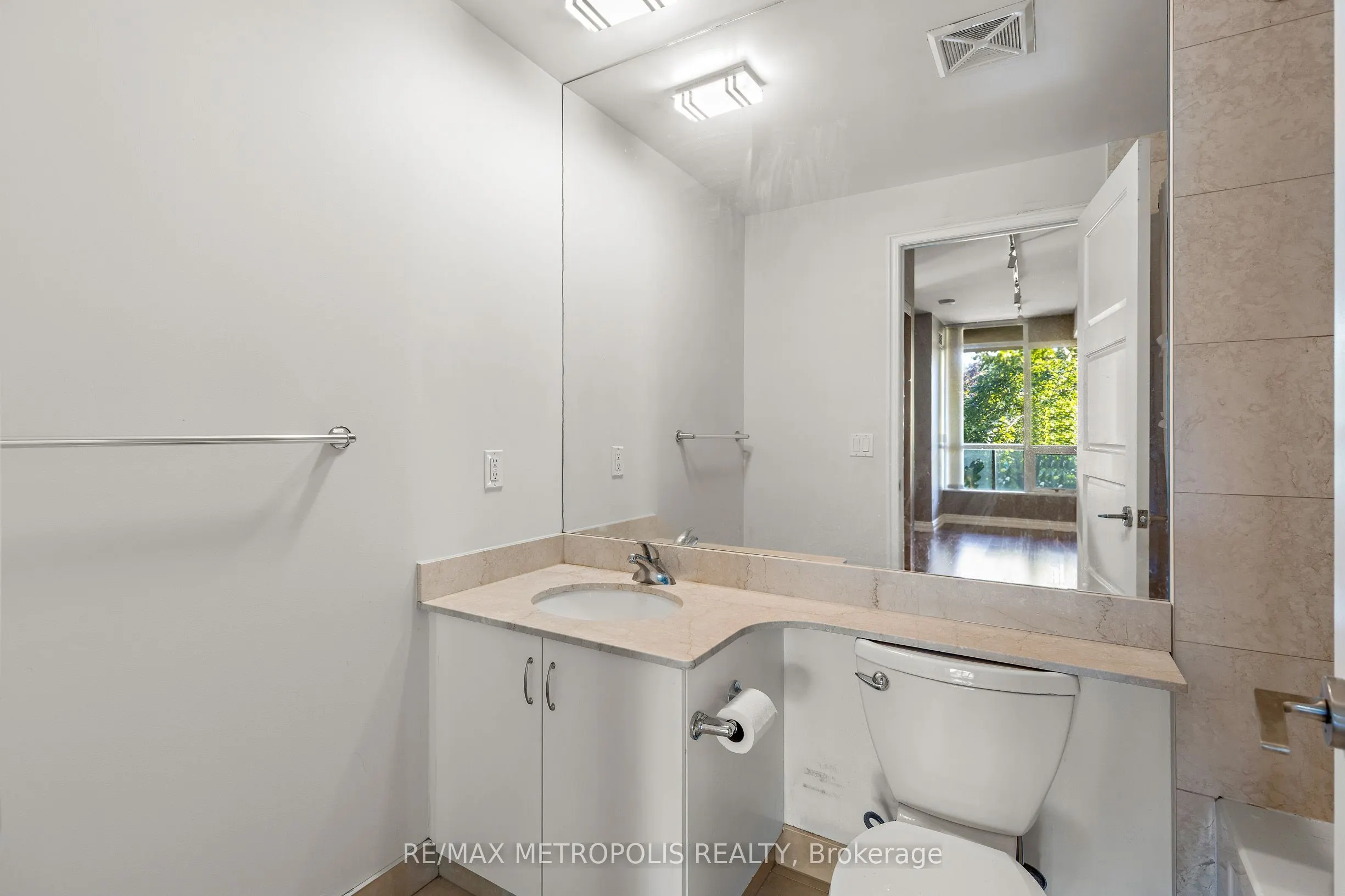215 Fort York Boulevard #208