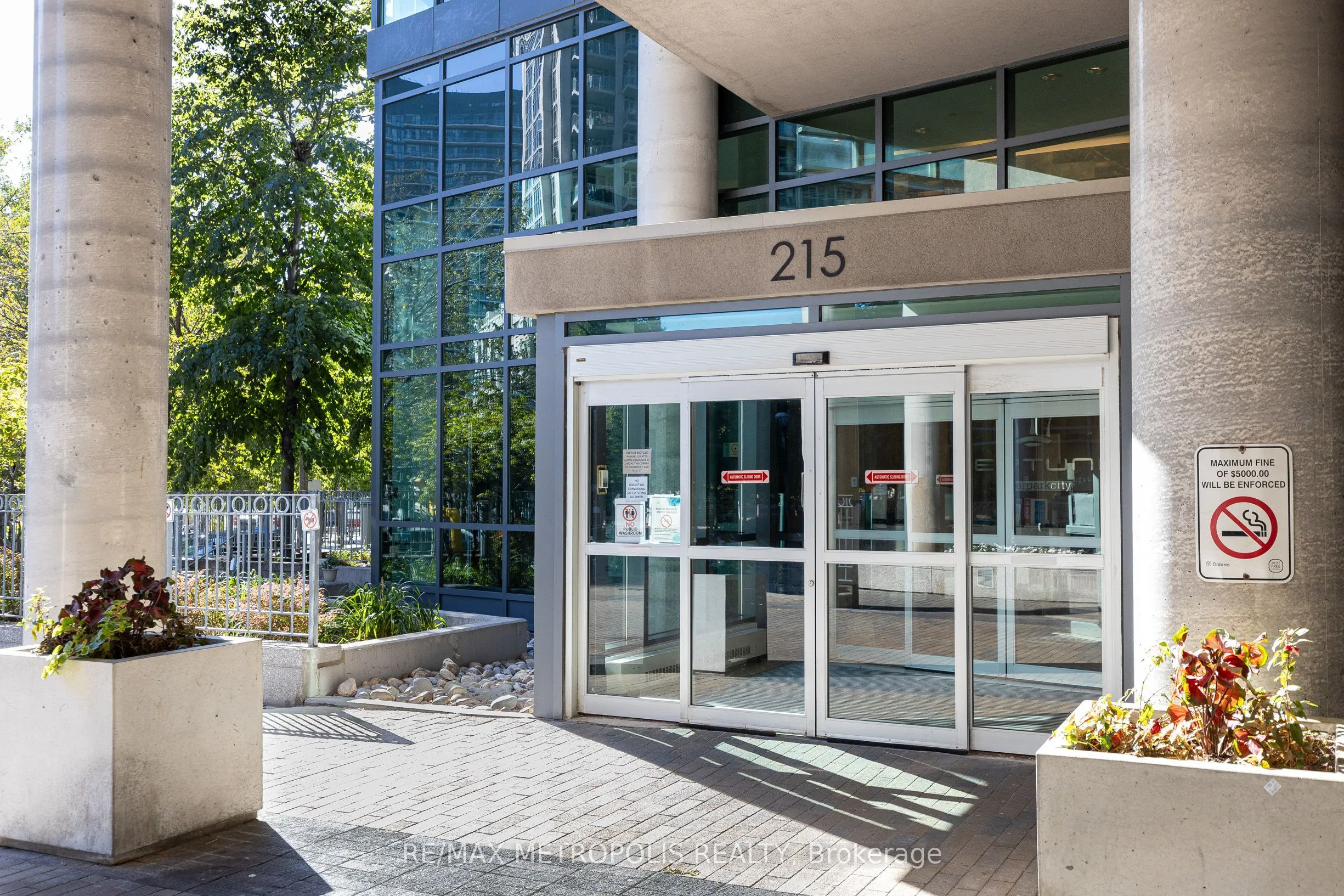 215 Fort York Boulevard #208