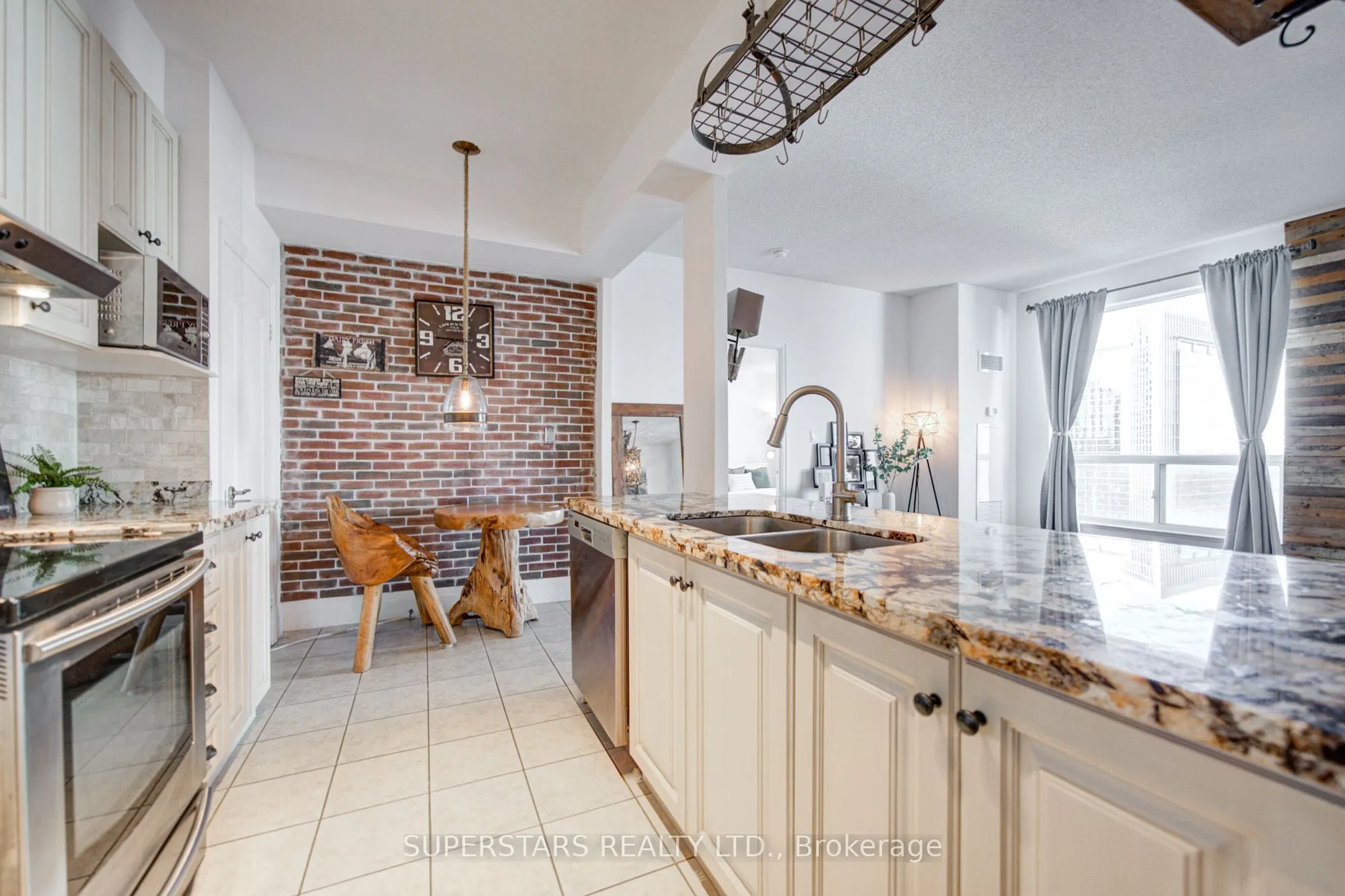 188 Doris Avenue ##2002