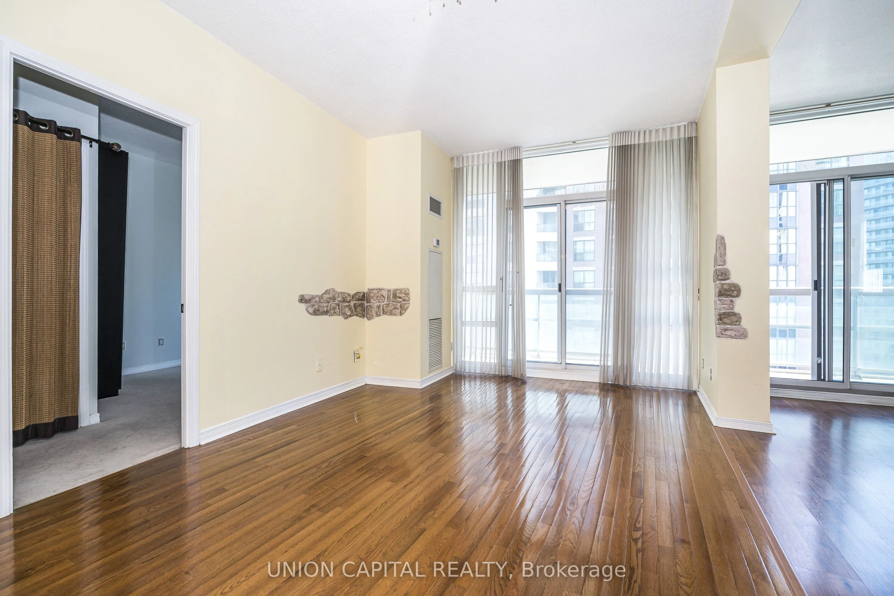 509 Beecroft Road #2002