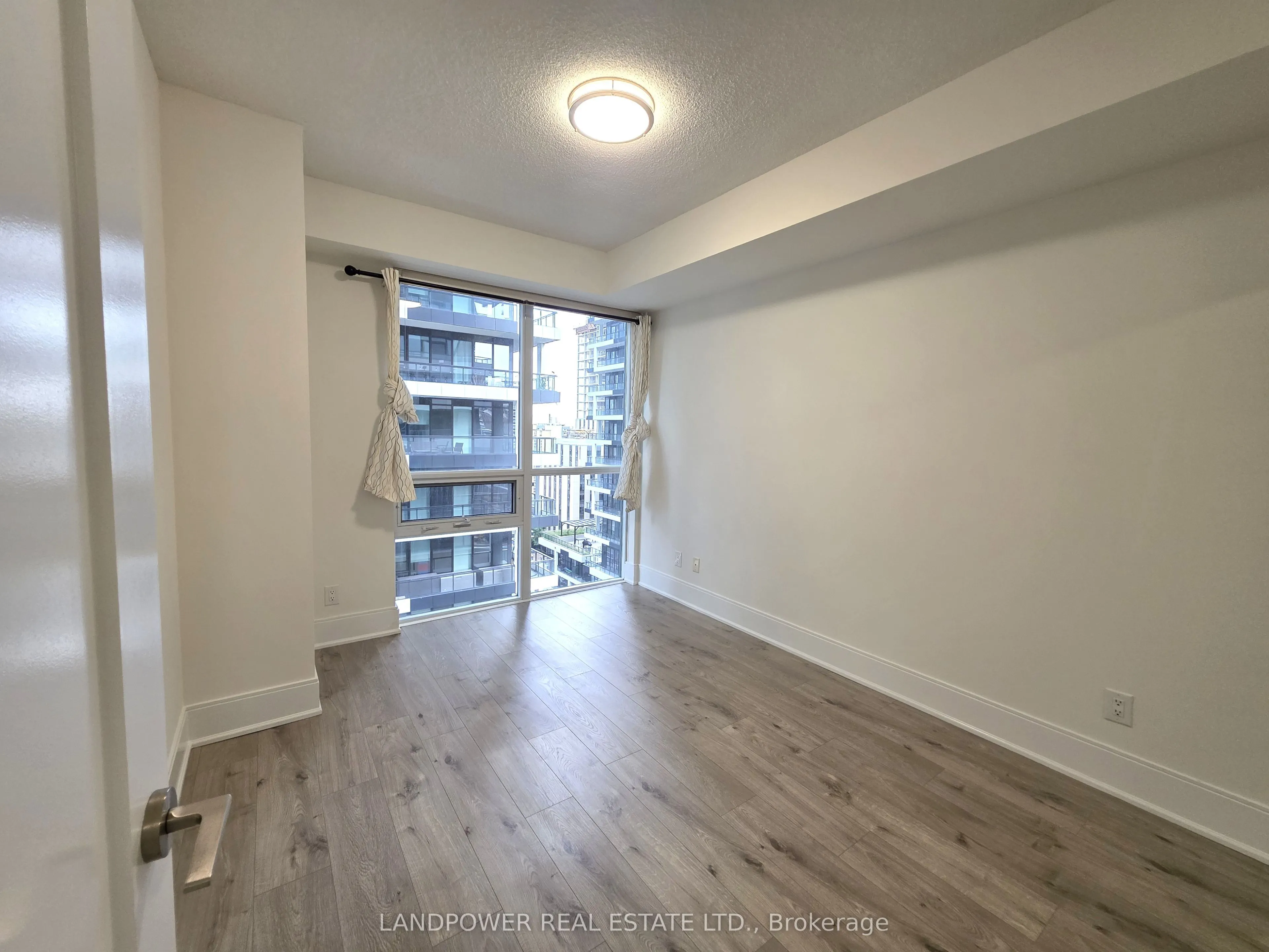 25 Broadway Avenue #906