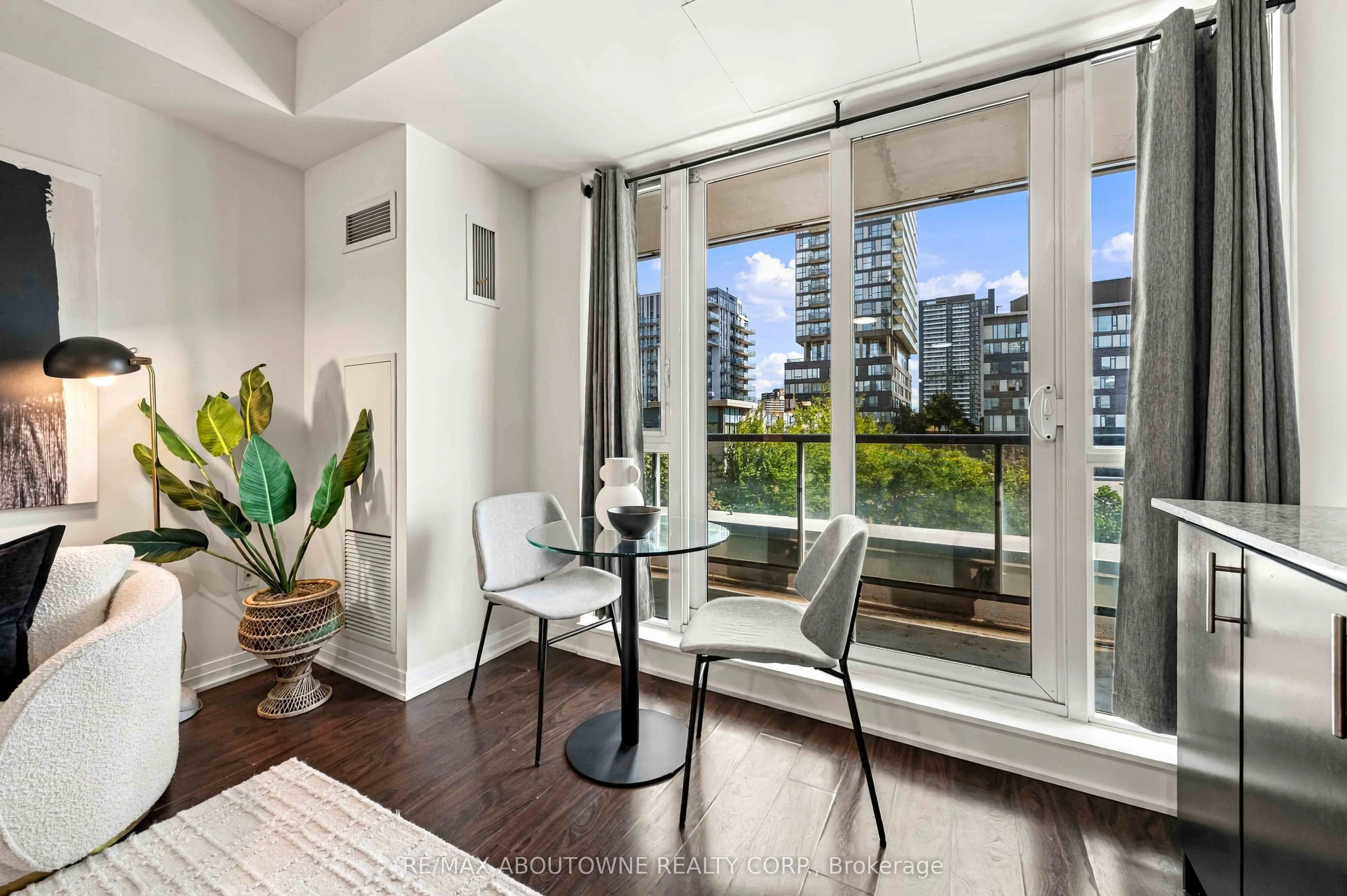 25 Cole Street #320