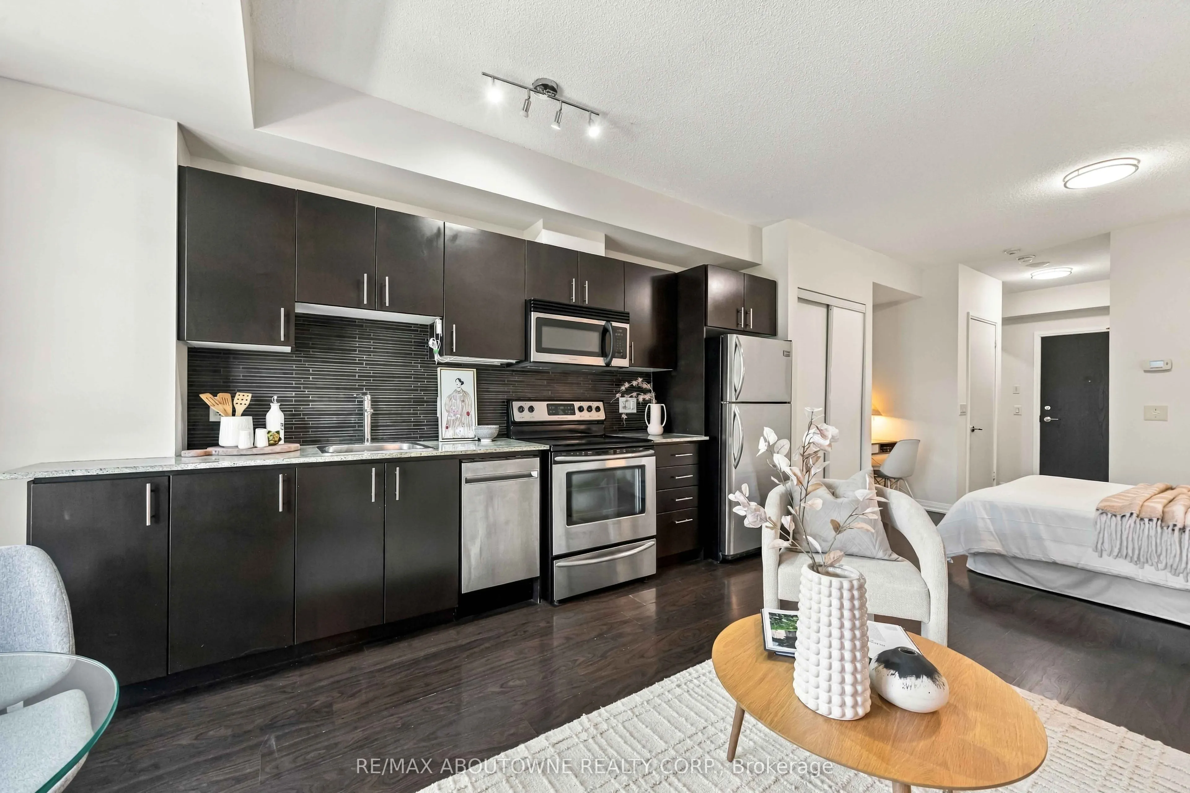 25 Cole Street #320