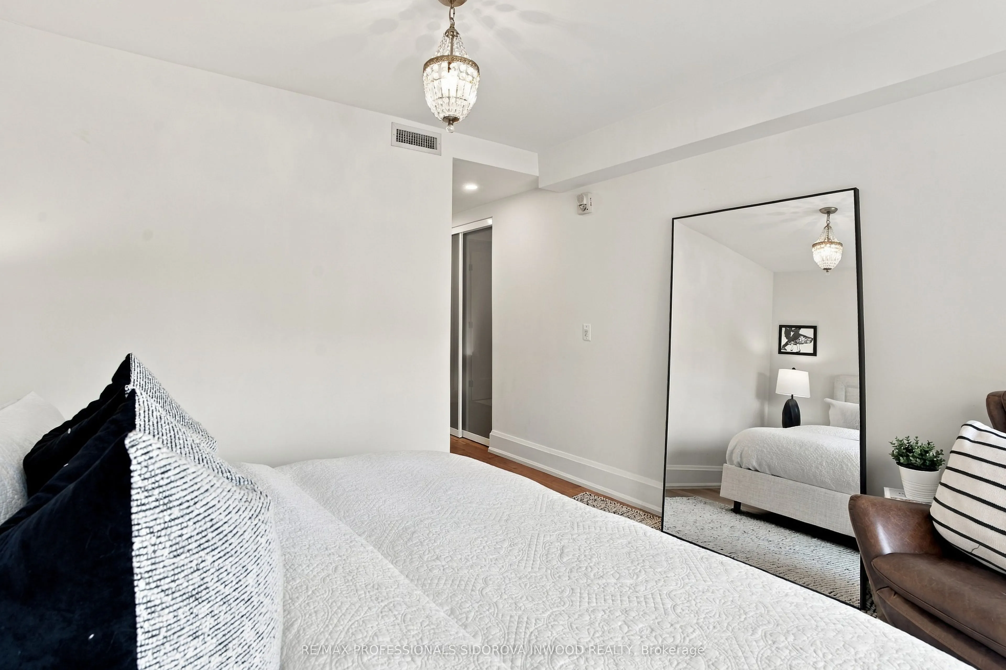 1657 Bathurst Street #2A