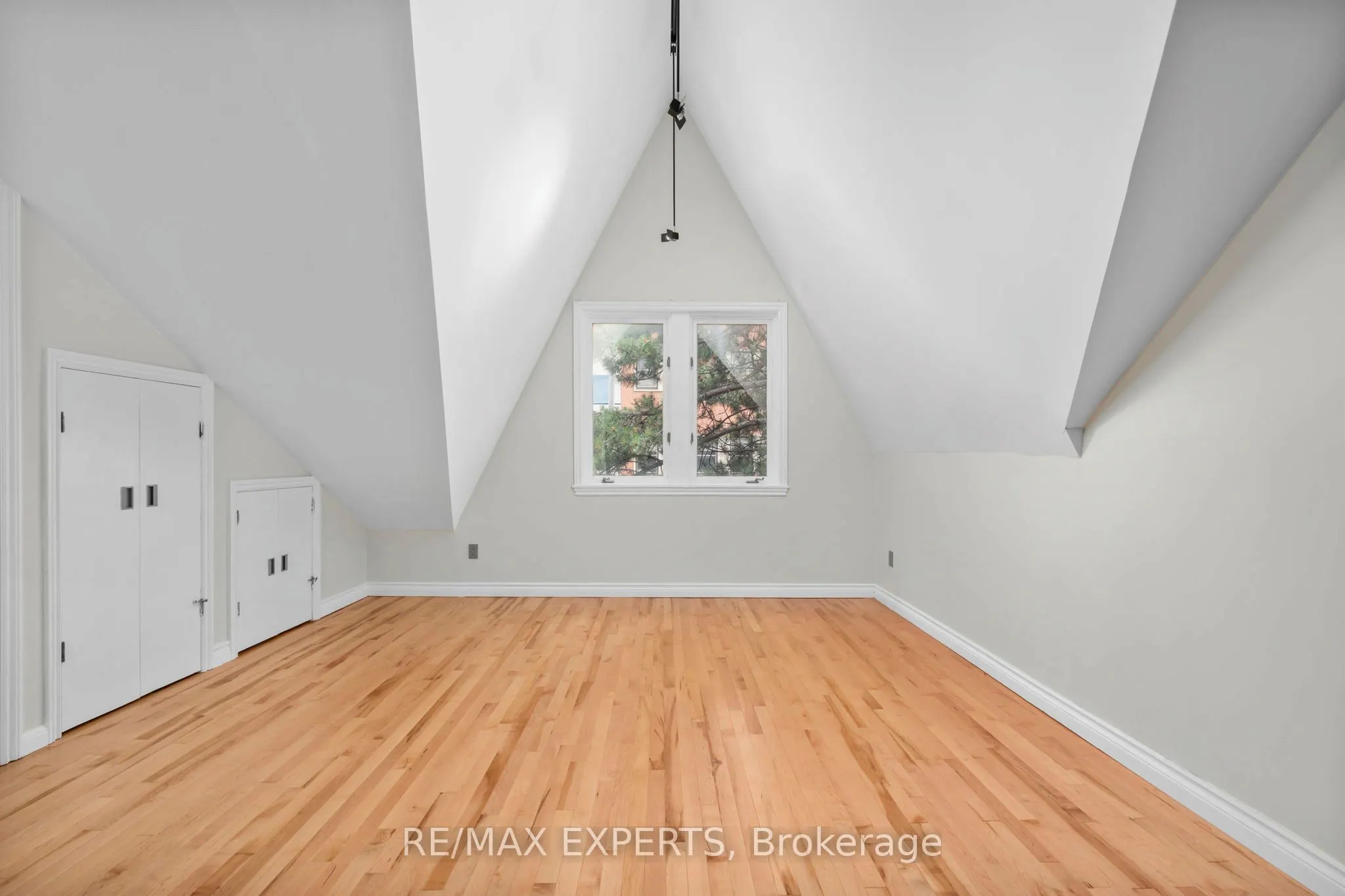 382 Bathurst Street