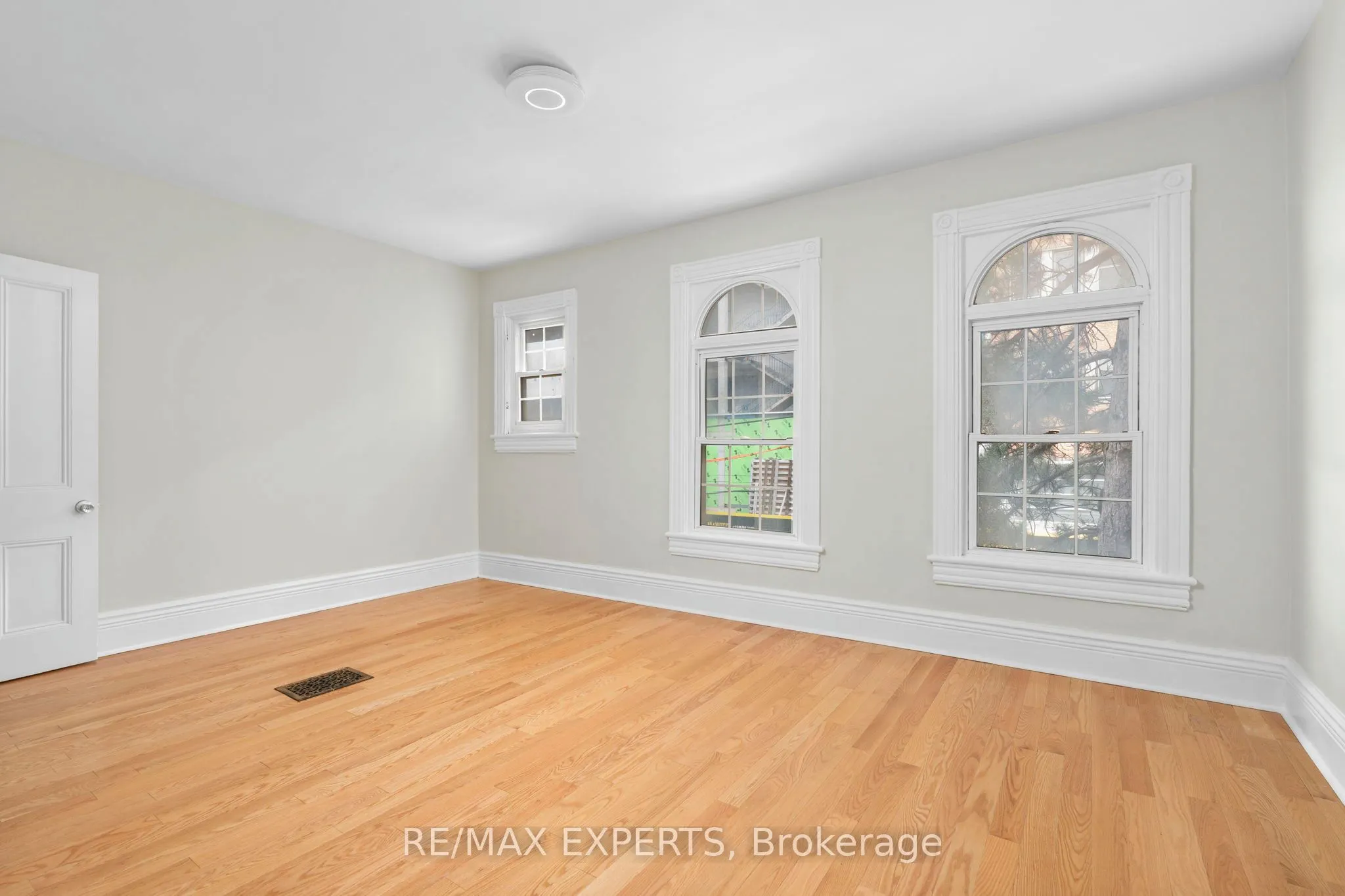 382 Bathurst Street