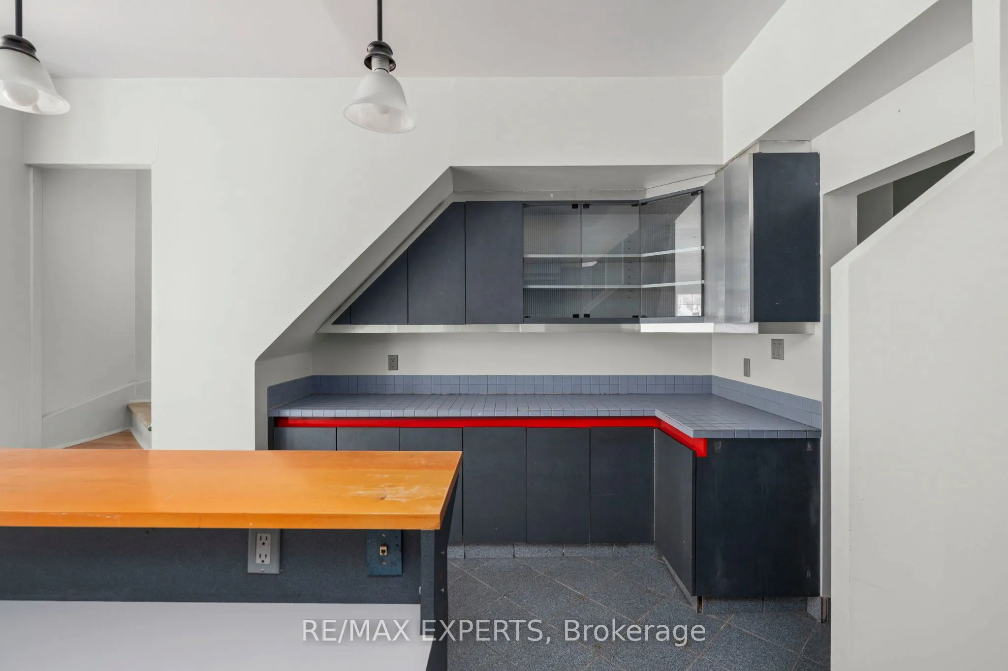 382 Bathurst Street