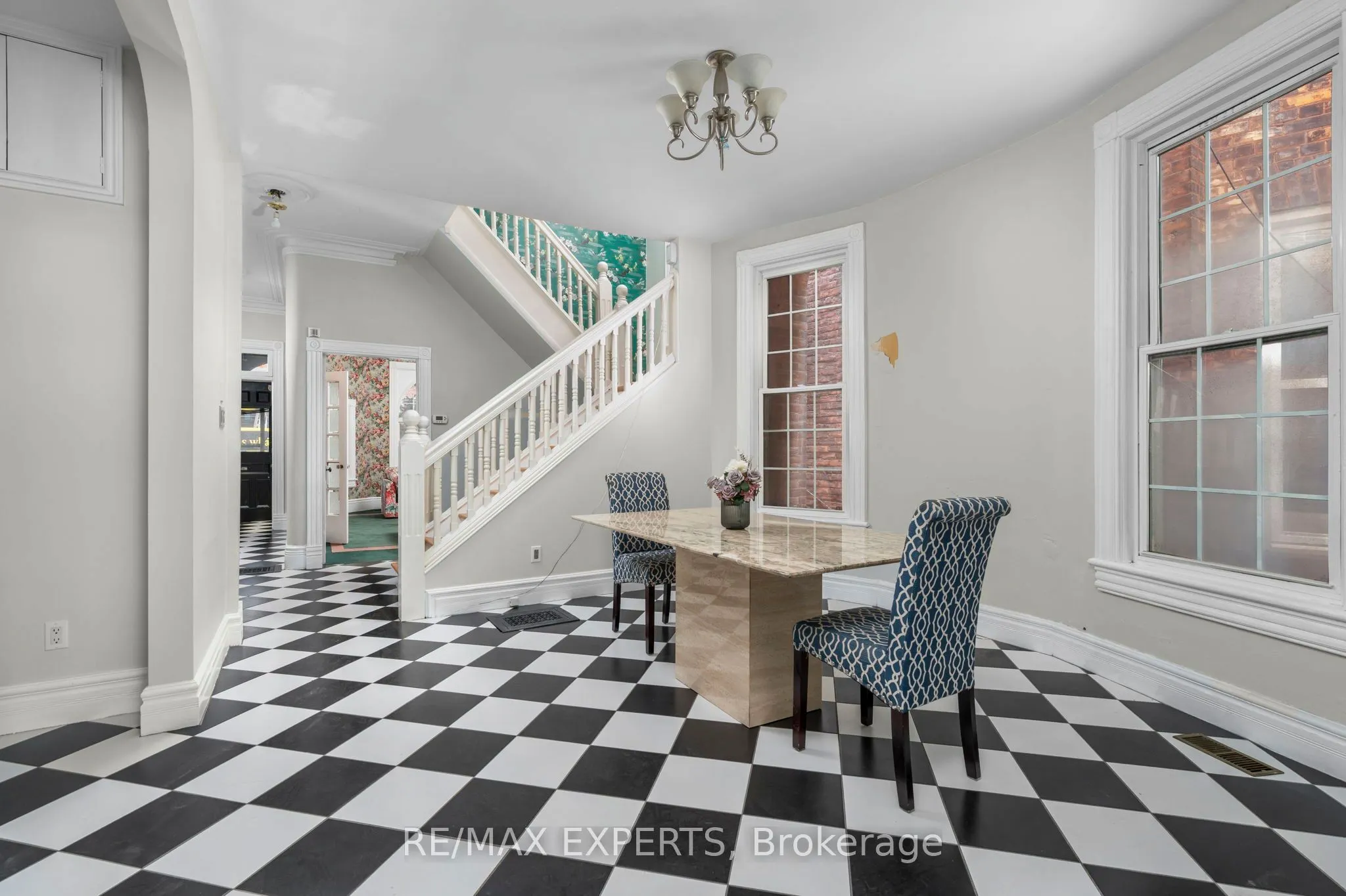 382 Bathurst Street