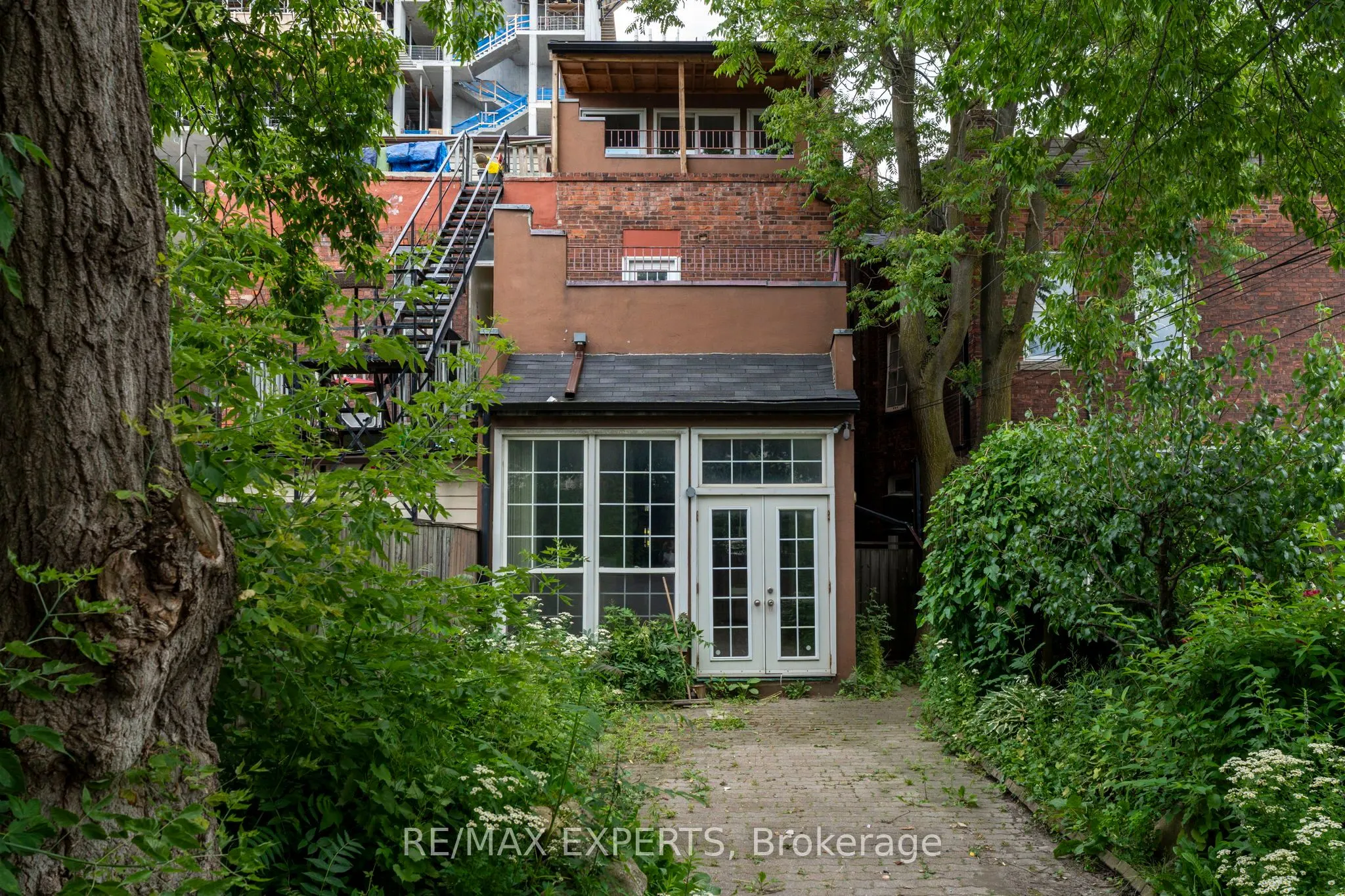 382 Bathurst Street