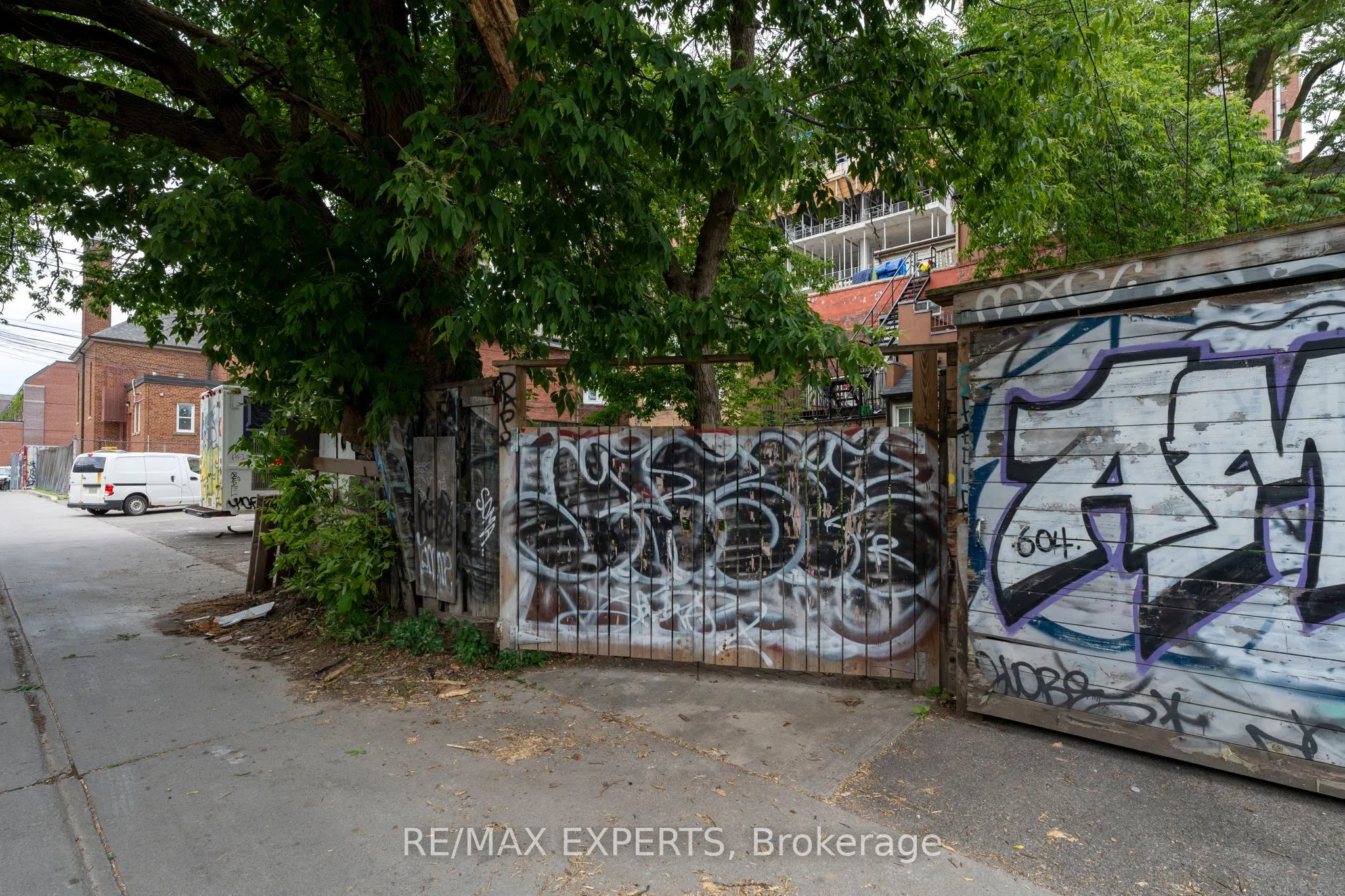 382 Bathurst Street