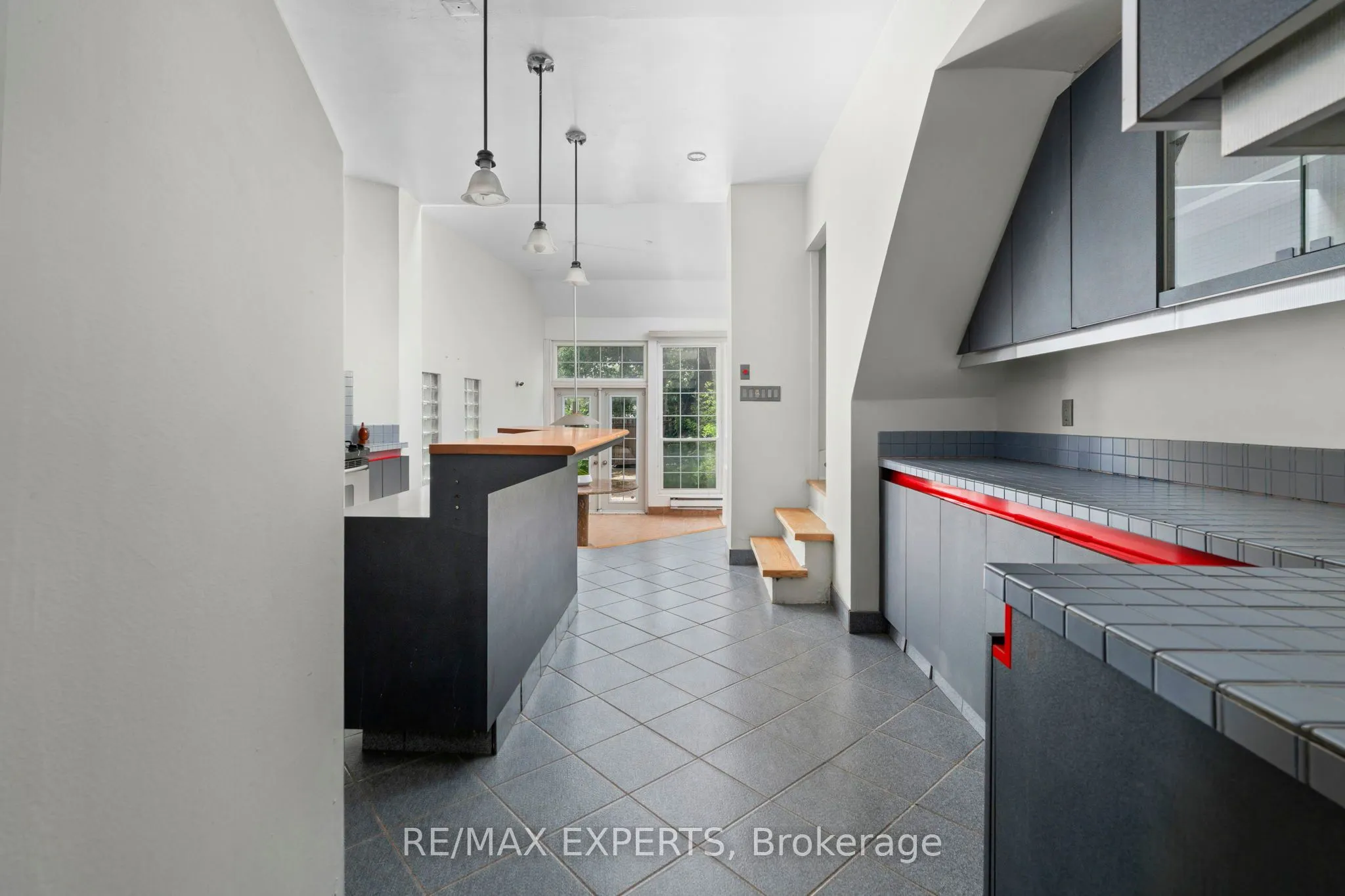 382 Bathurst Street