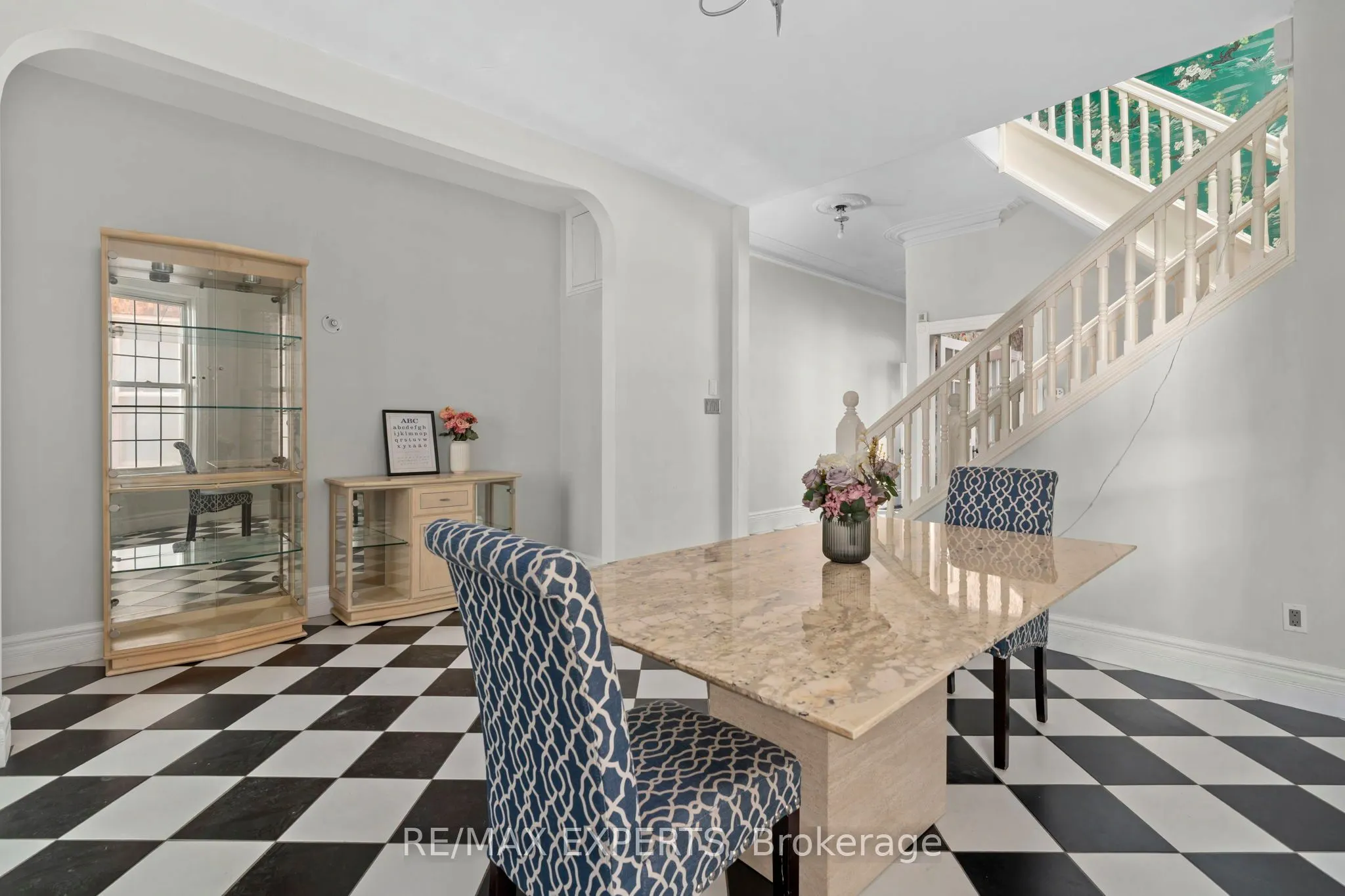382 Bathurst Street