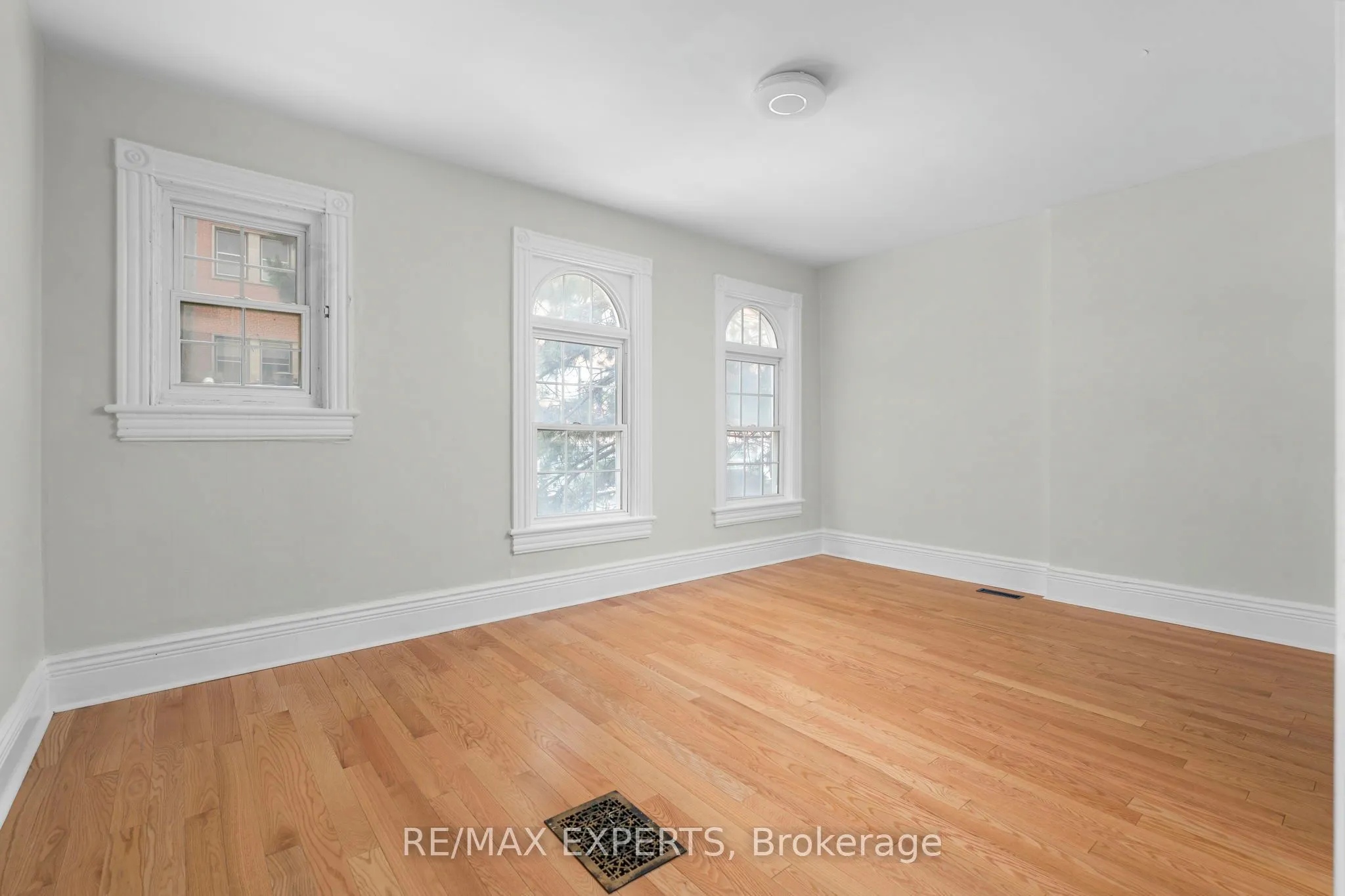 382 Bathurst Street