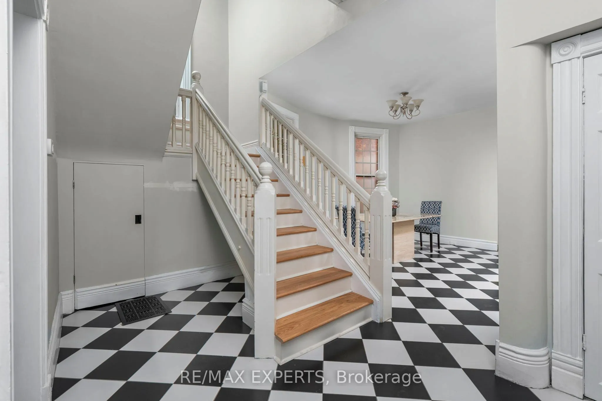 382 Bathurst Street