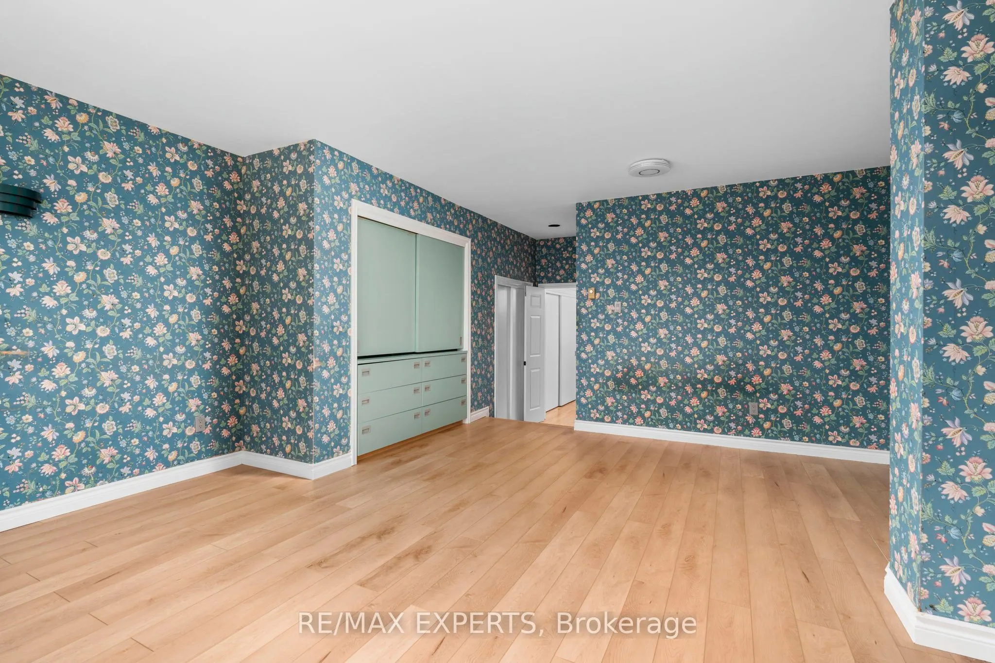 382 Bathurst Street