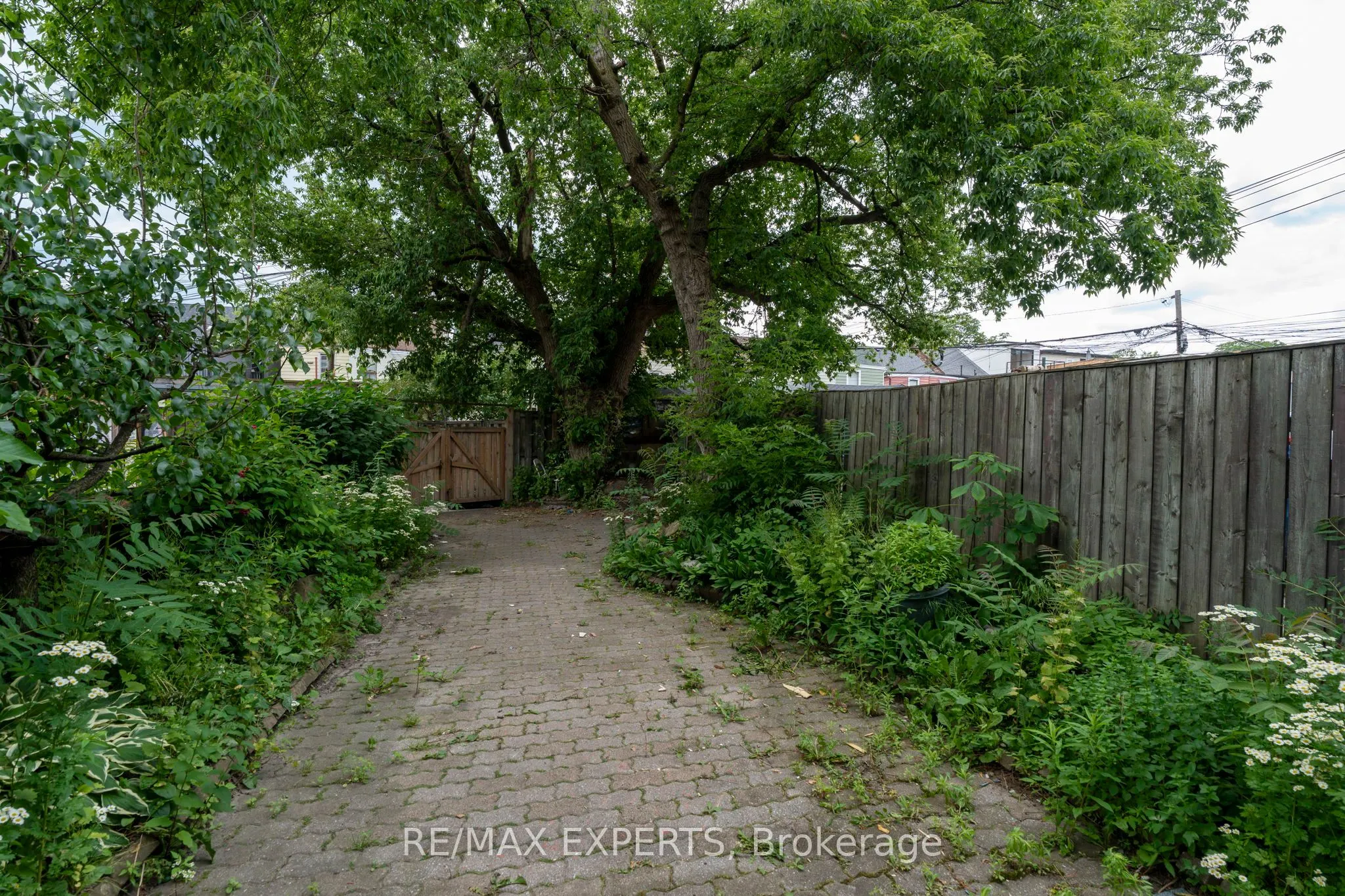 382 Bathurst Street