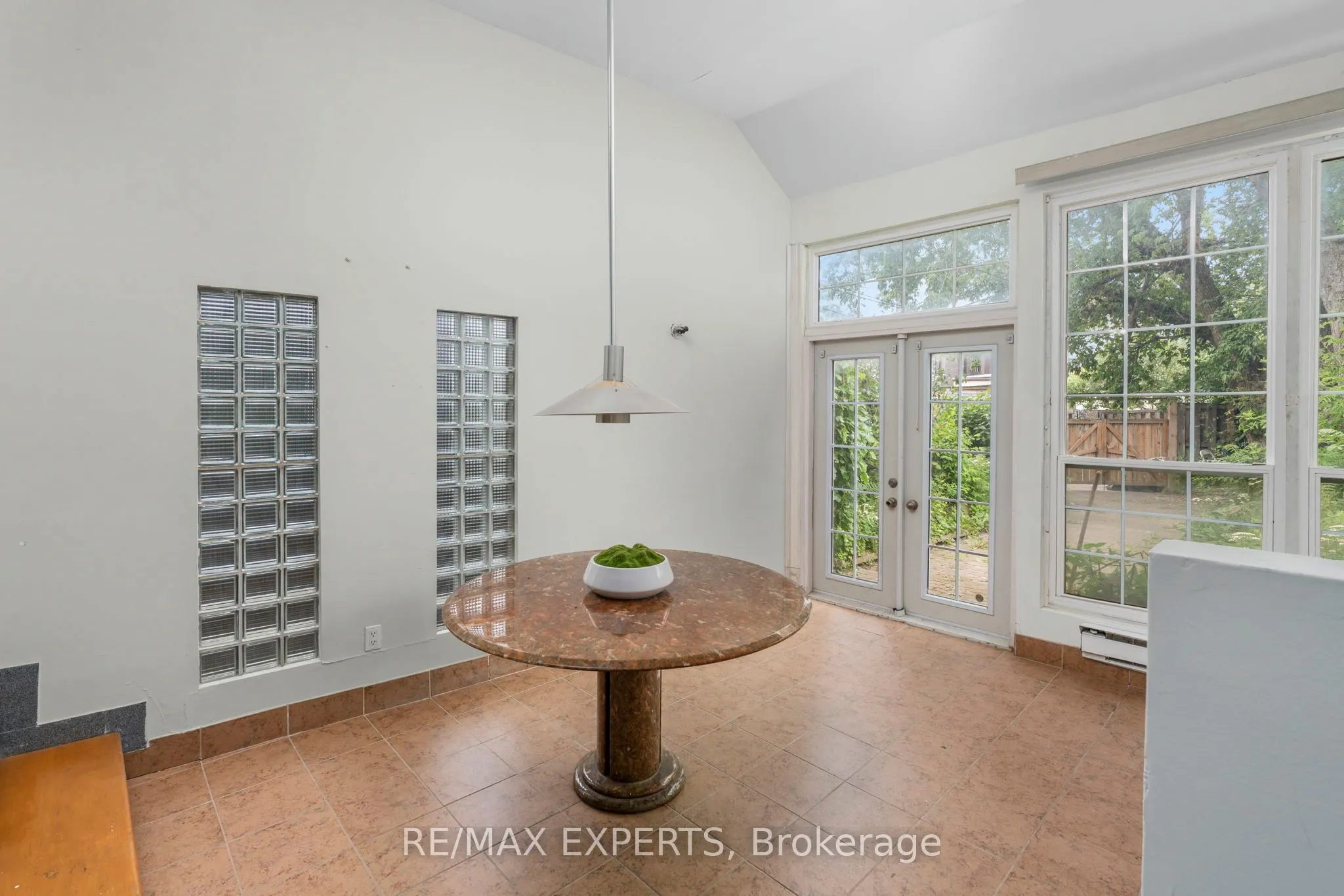 382 Bathurst Street