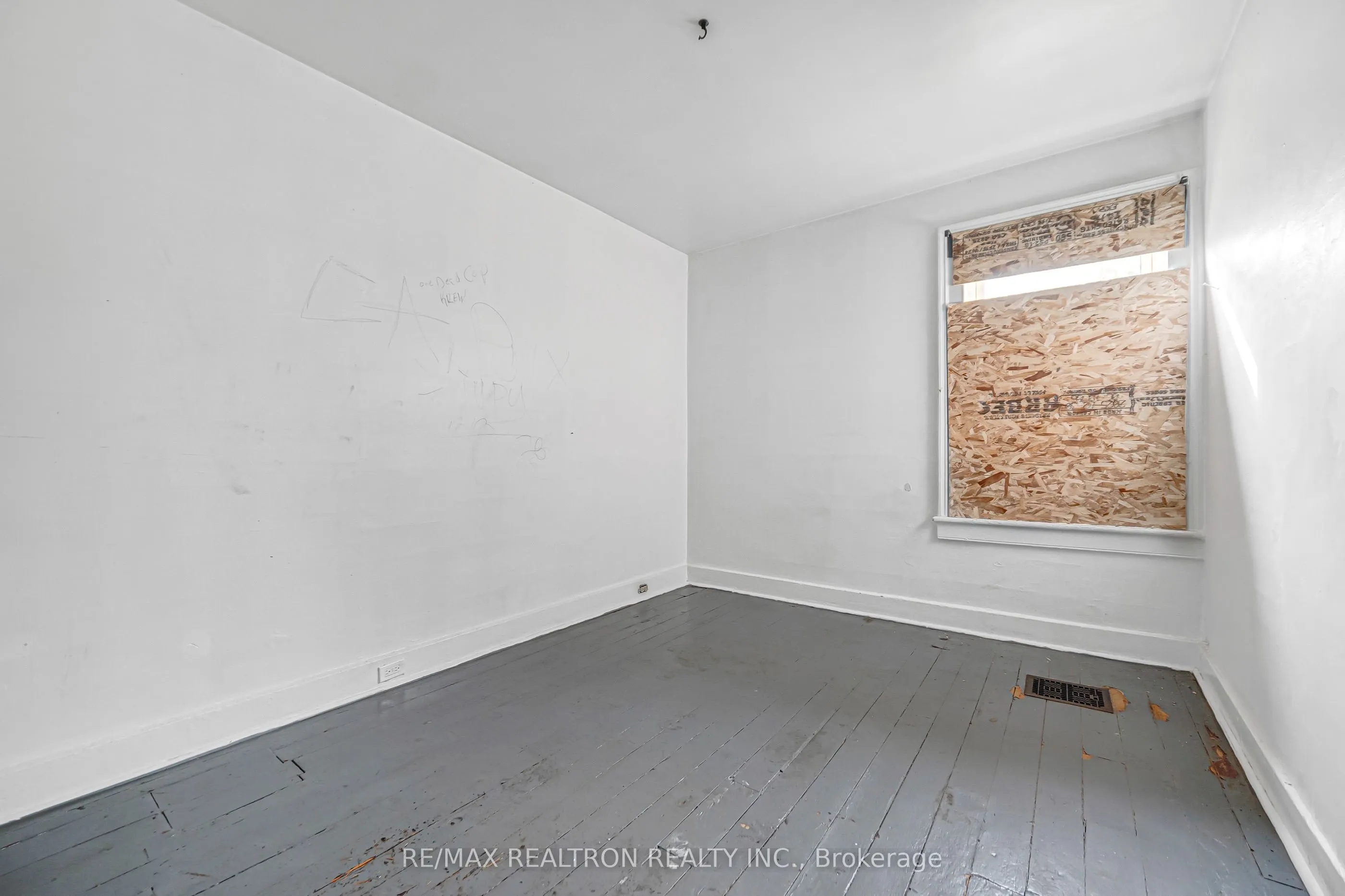 631 Richmond Street W